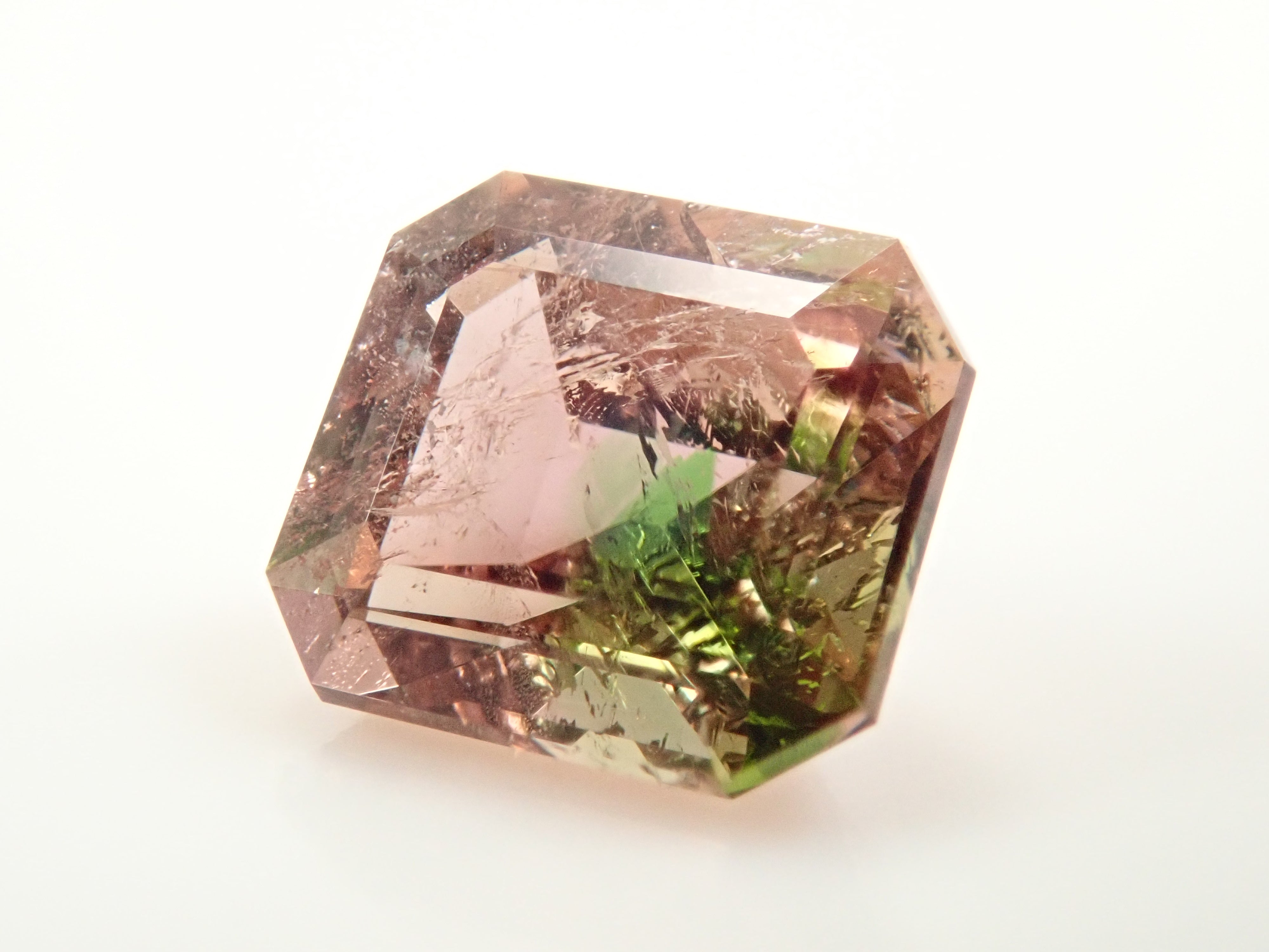 【12/17 22時販売】パキスタン産アキシナイト(グリーンティント) 0.844ctルース