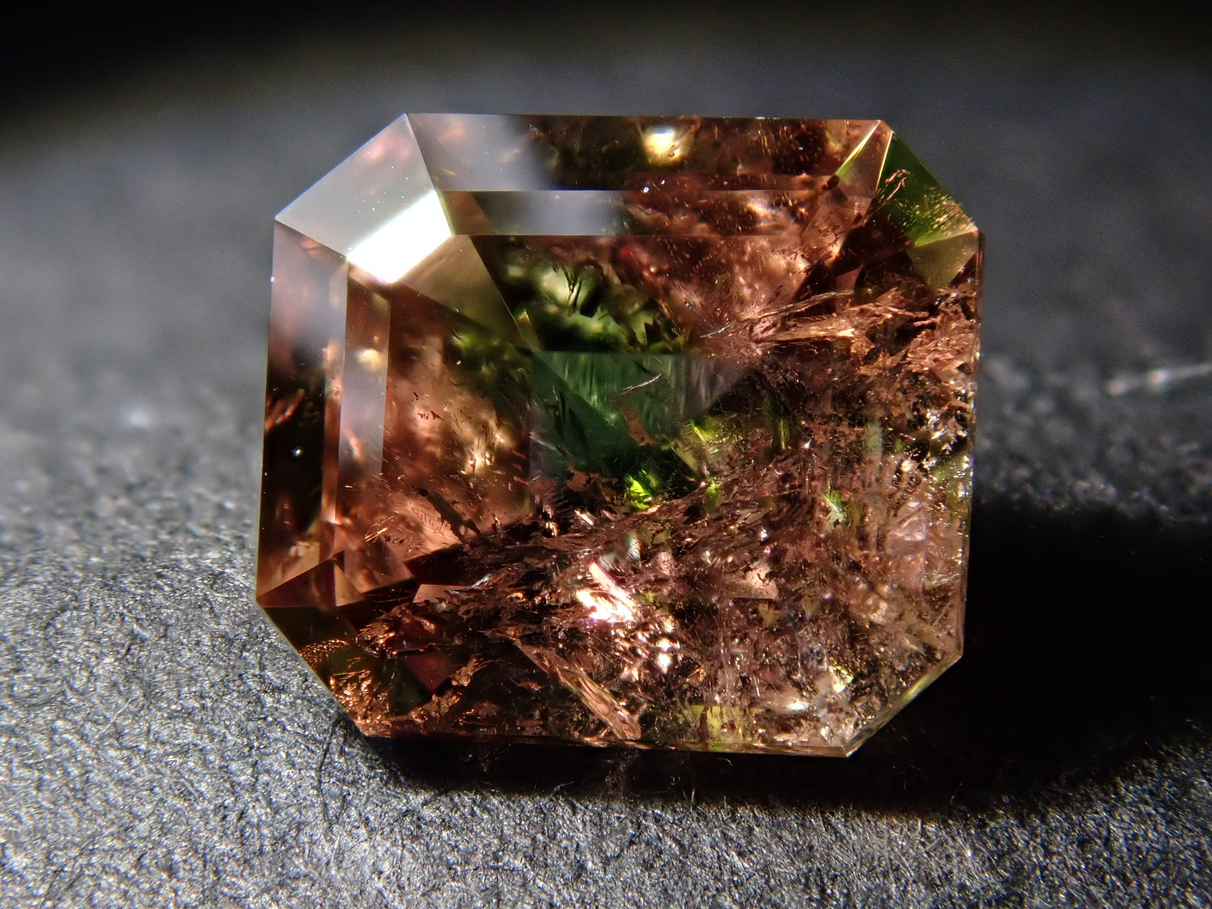 【12/17 22時販売】パキスタン産アキシナイト(グリーンティント) 0.844ctルース