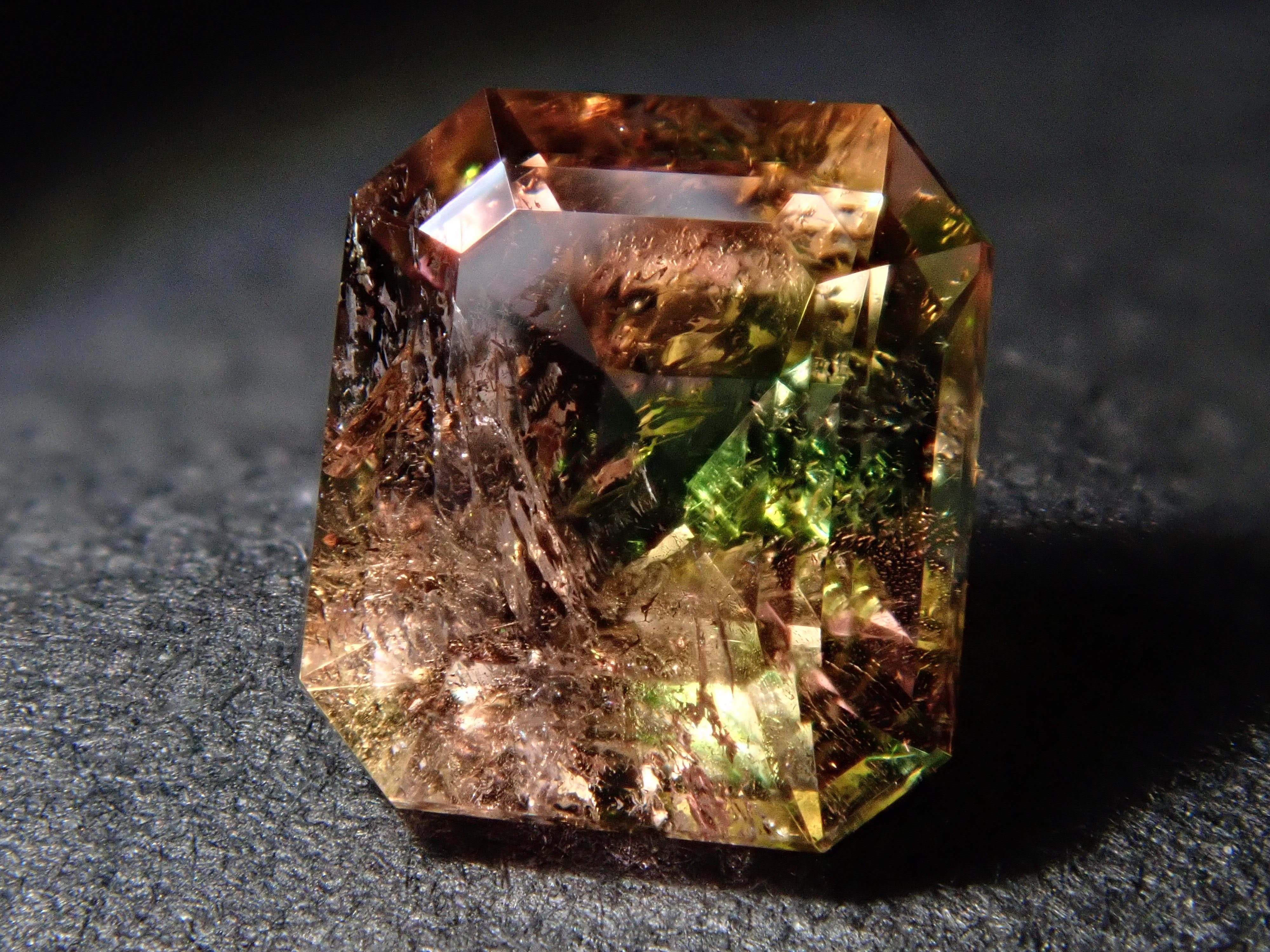 【12/17 22時販売】パキスタン産アキシナイト(グリーンティント) 0.844ctルース