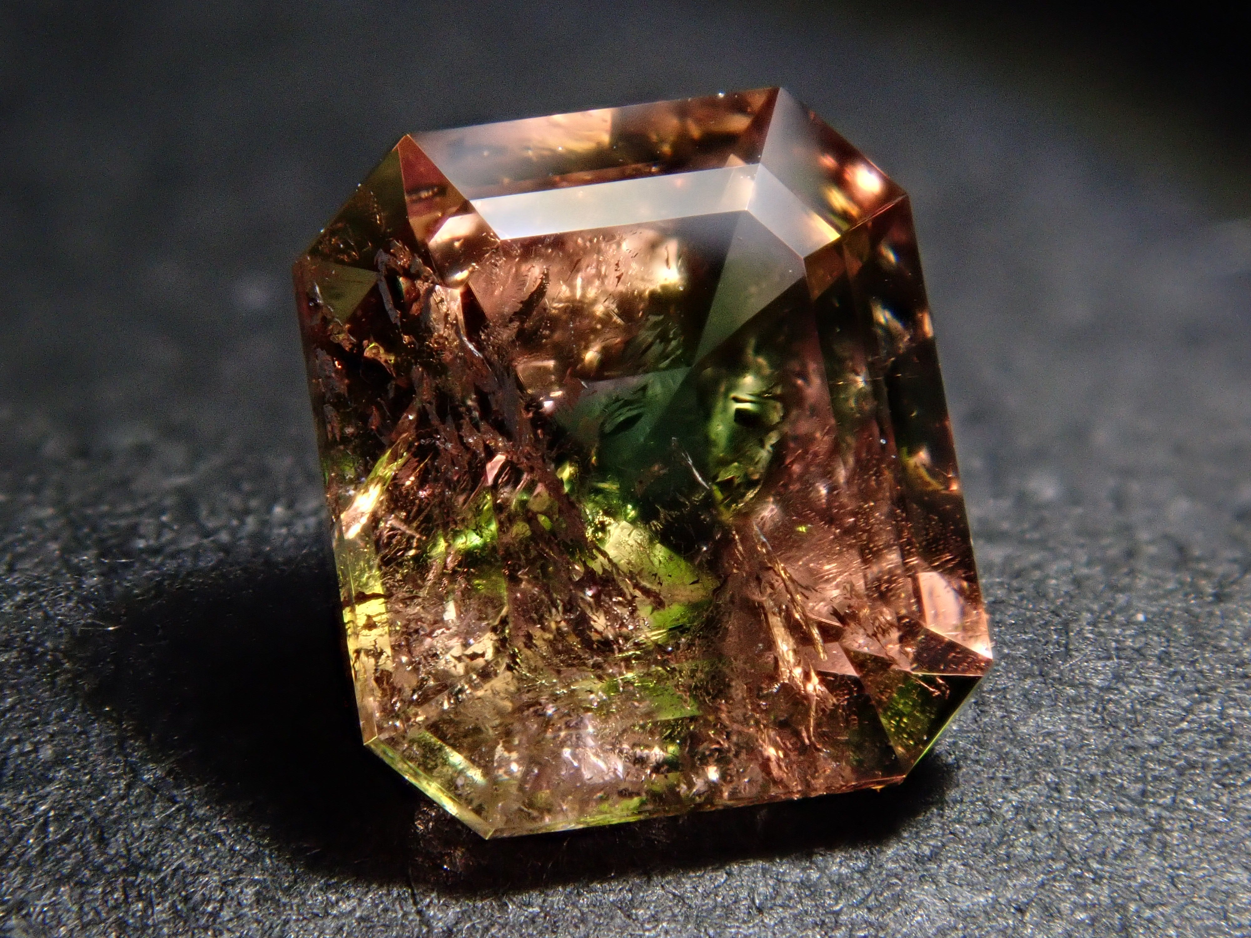 【12/17 22時販売】パキスタン産アキシナイト(グリーンティント) 0.844ctルース