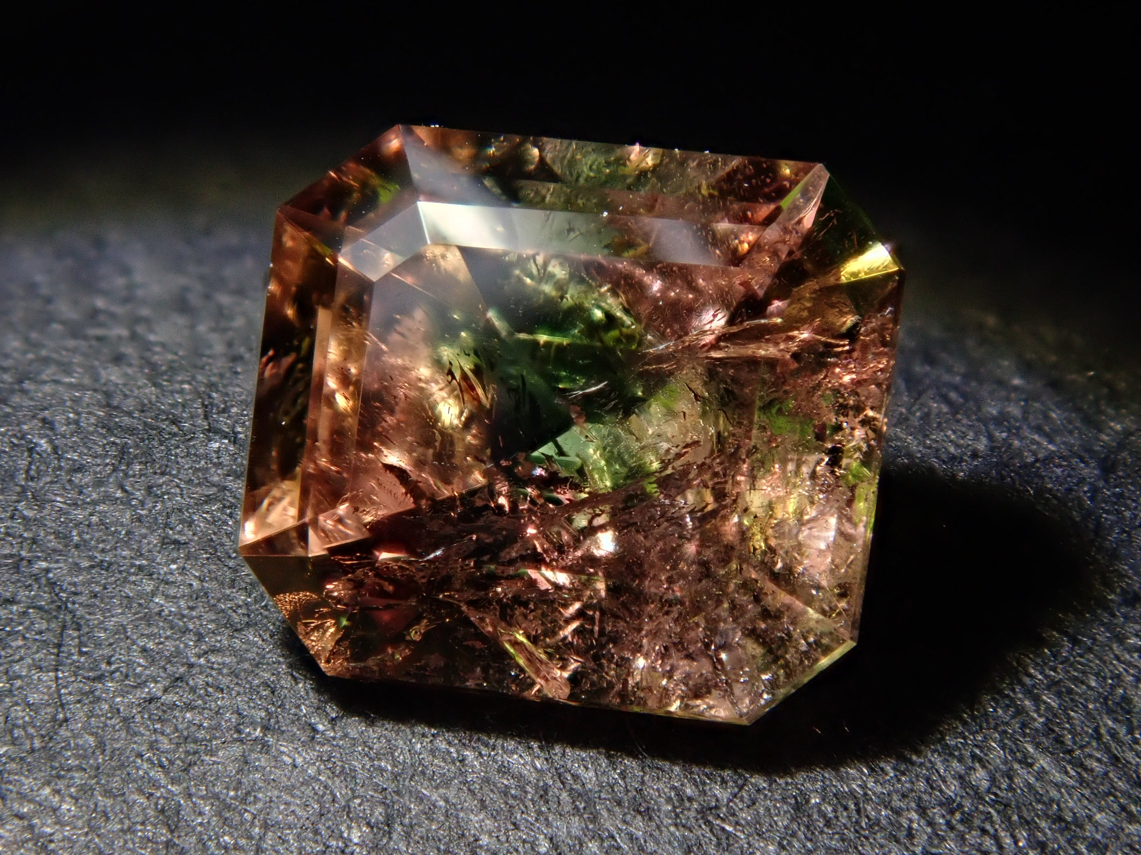 【12/17 22時販売】パキスタン産アキシナイト(グリーンティント) 0.844ctルース