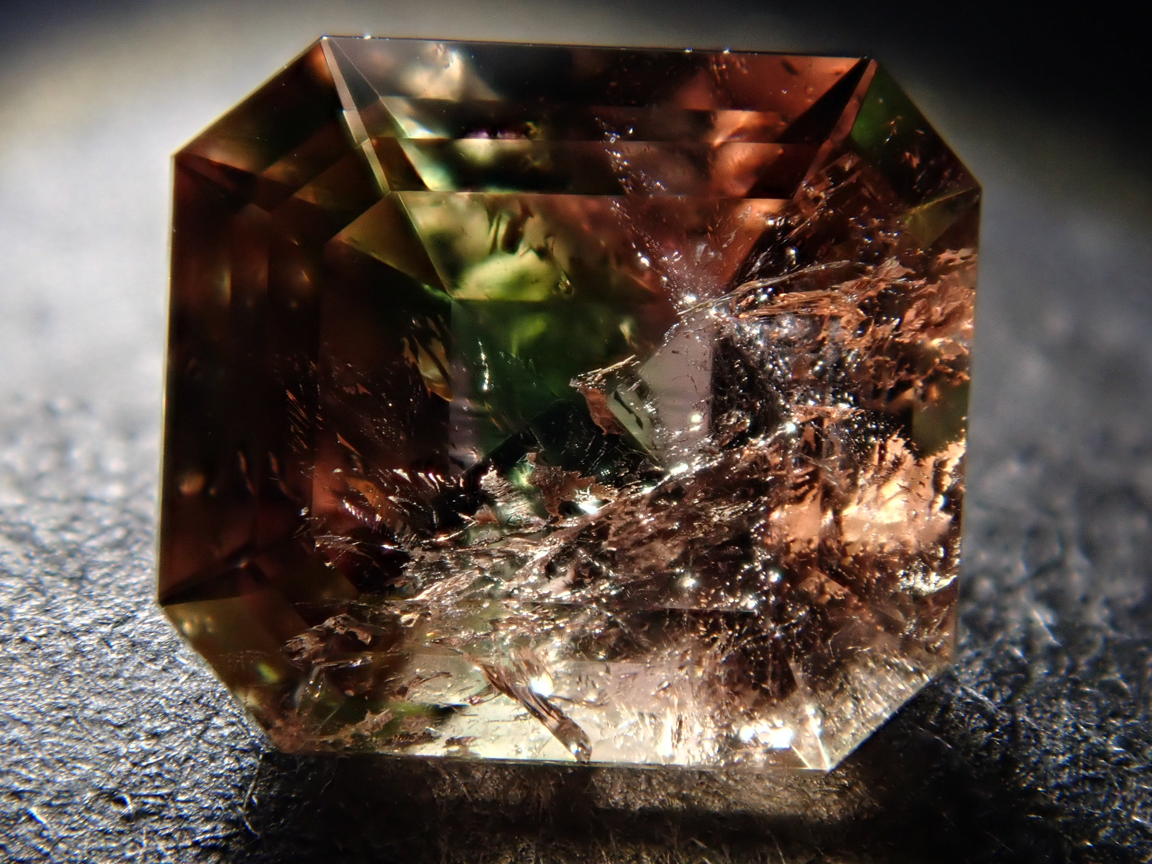 【12/17 22時販売】パキスタン産アキシナイト(グリーンティント) 0.844ctルース