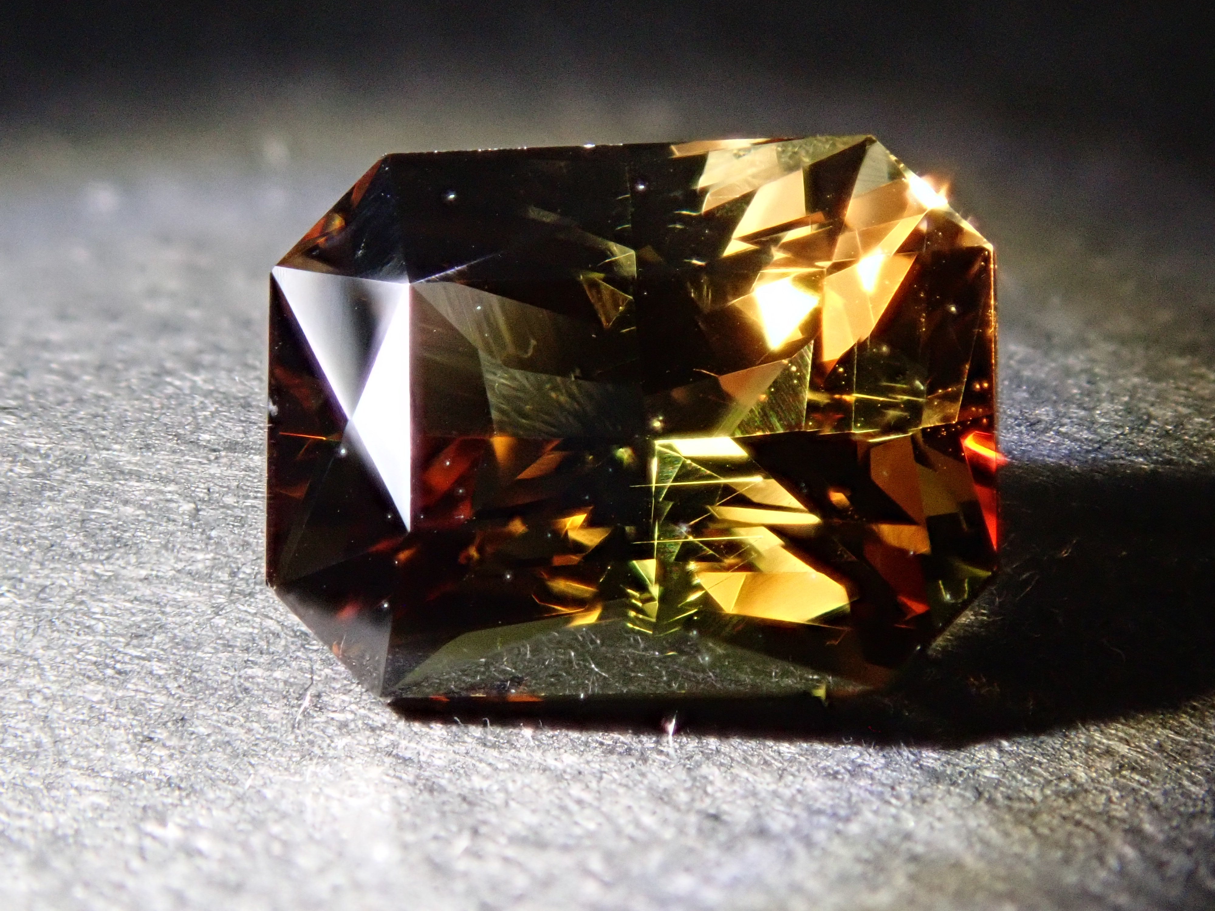 【11/6 22時販売】マダガスカル産アンダリュサイト 1.967ctルース