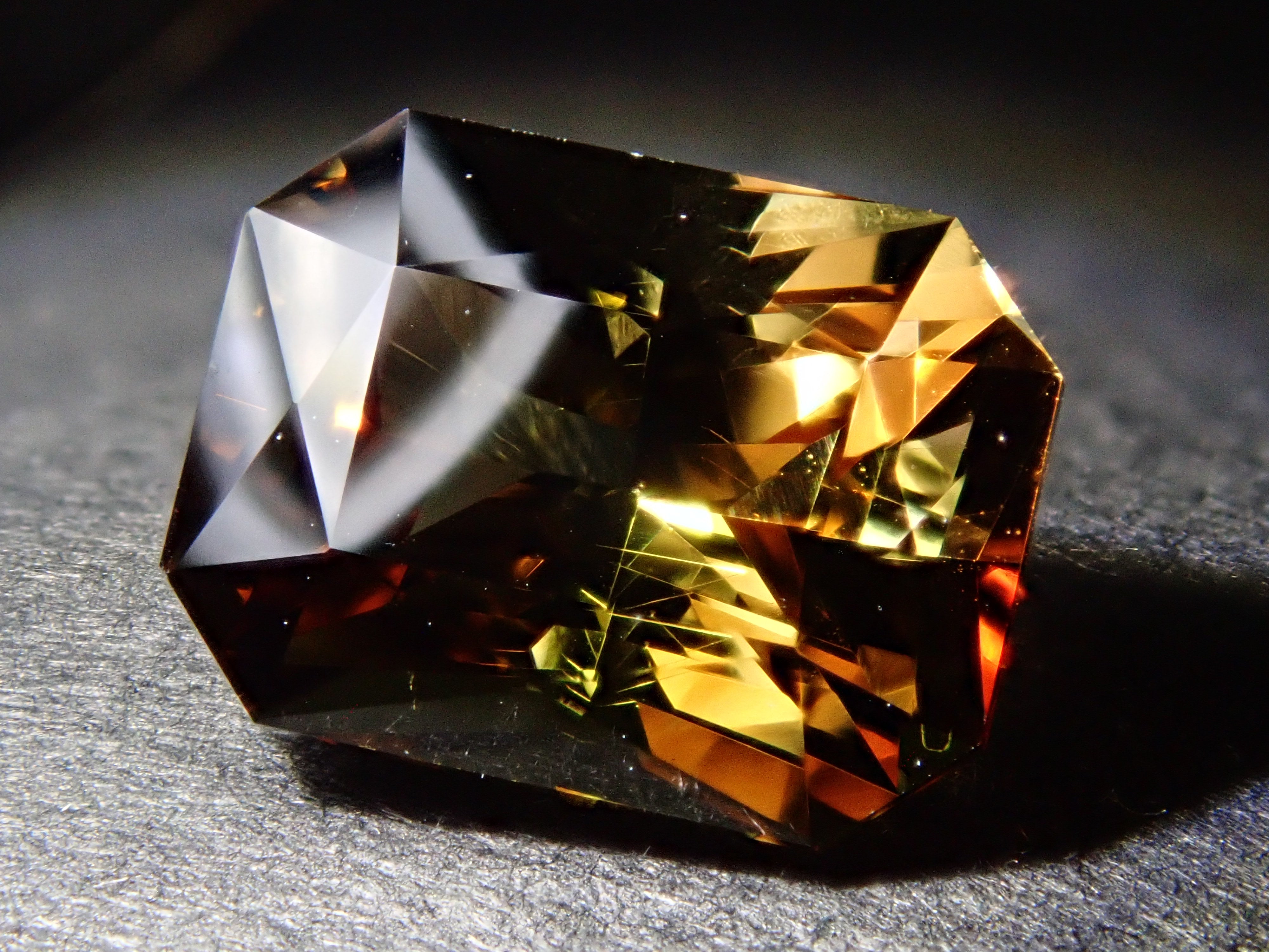 【11/6 22時販売】マダガスカル産アンダリュサイト 1.967ctルース