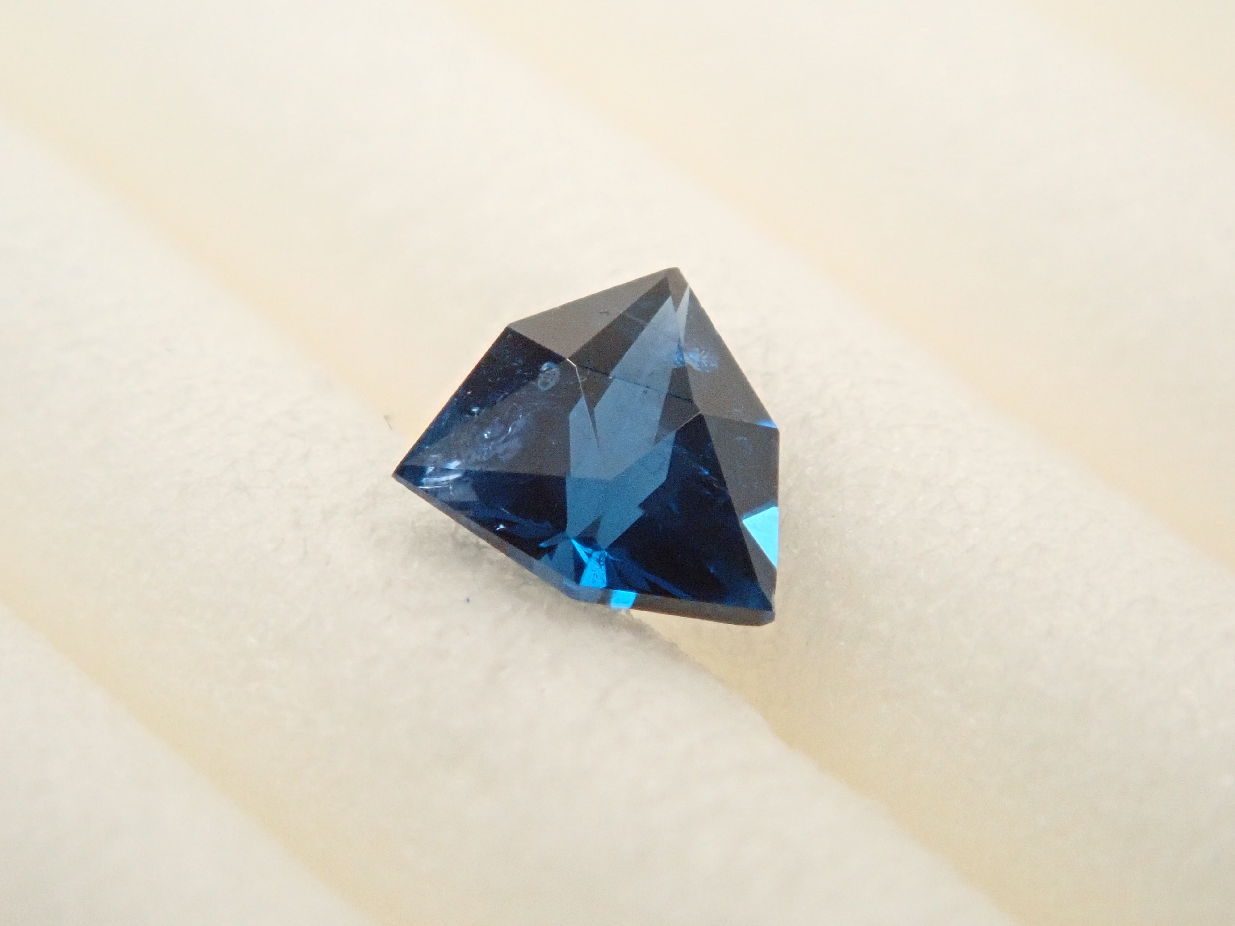 【11/3 22時販売】ナイジェリア産コバルトガーナイト 0.171ctルース 鑑別書