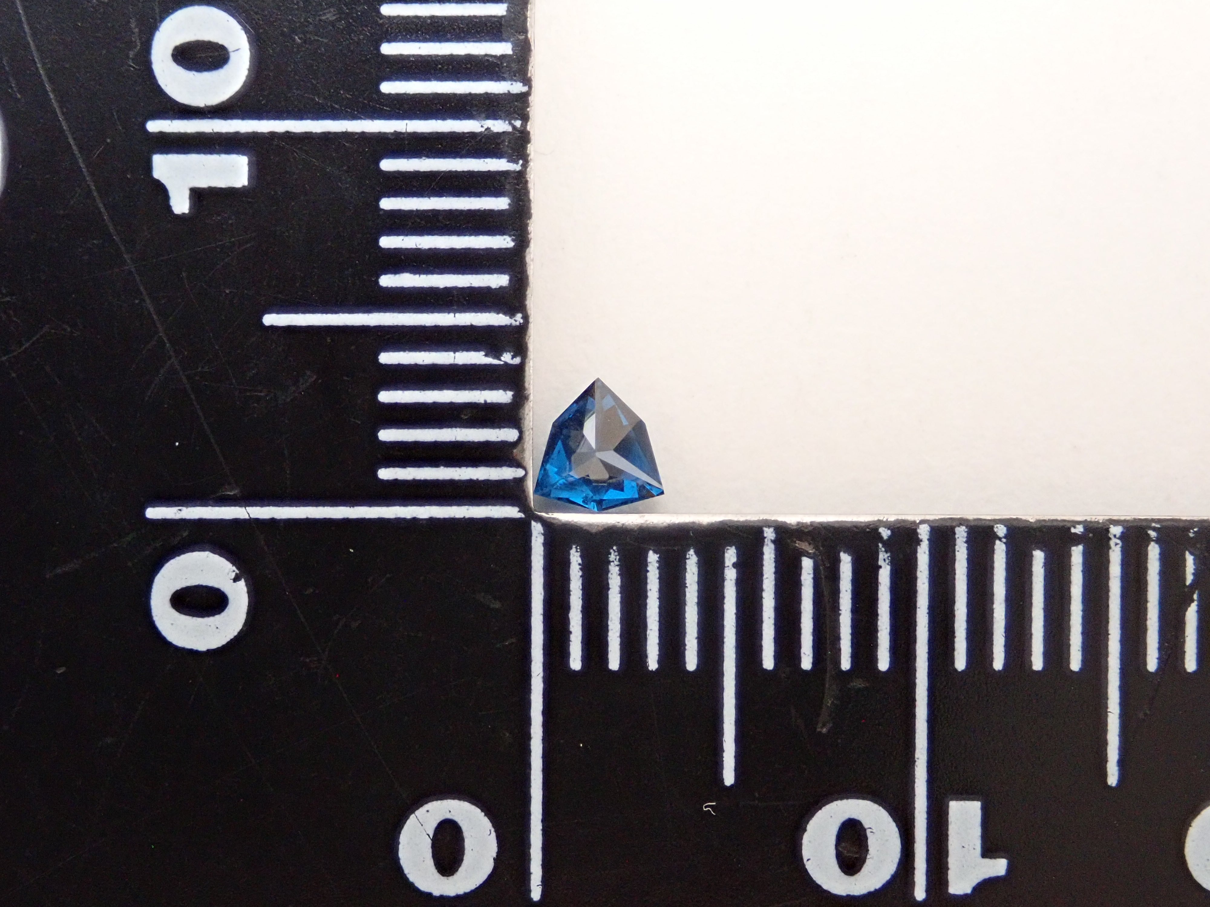 【11/3 22時販売】ナイジェリア産コバルトガーナイト 0.171ctルース 鑑別書