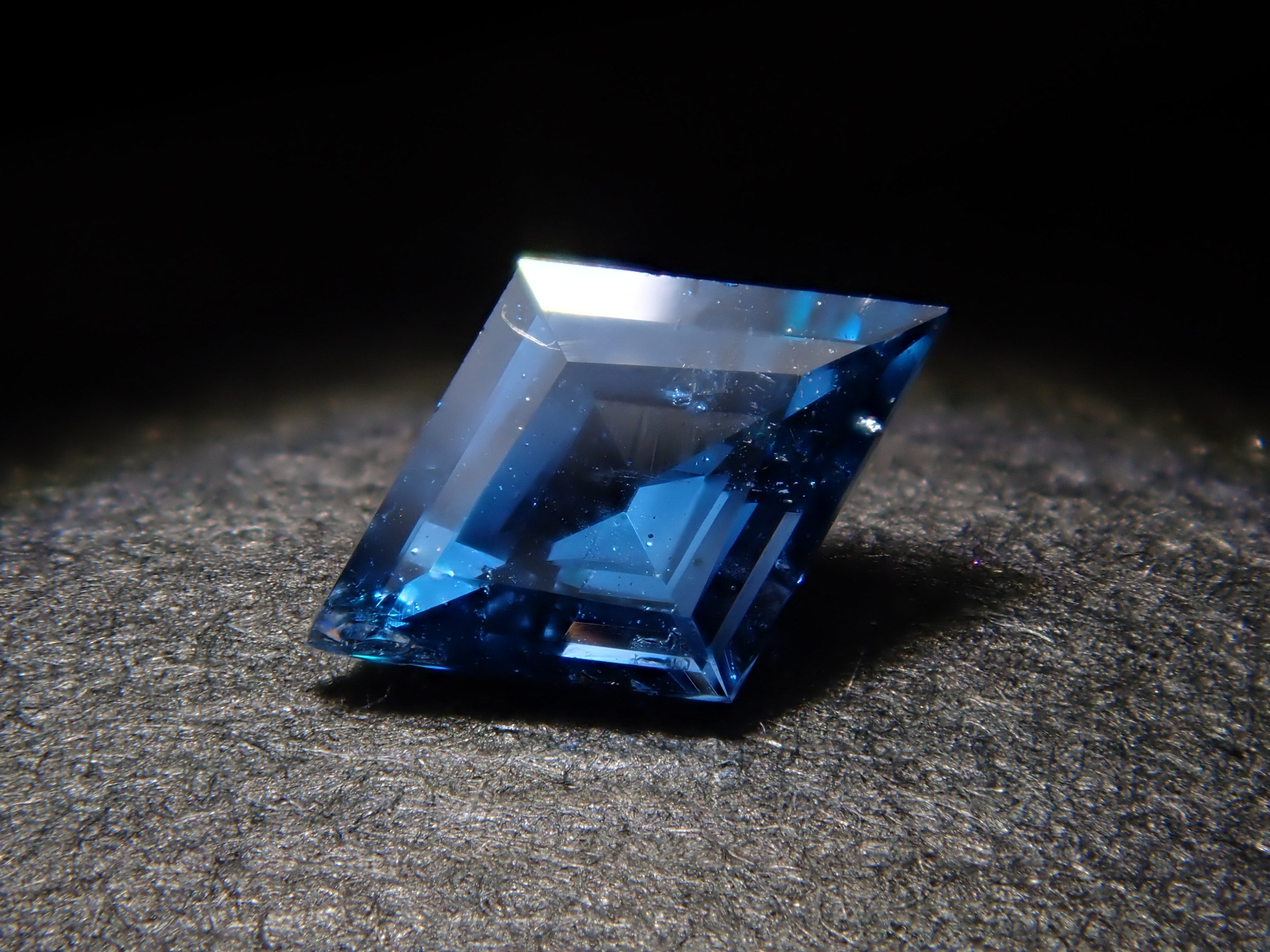 【11/3 22時販売】ナイジェリア産コバルトガーナイト 0.152ctルース 鑑別書