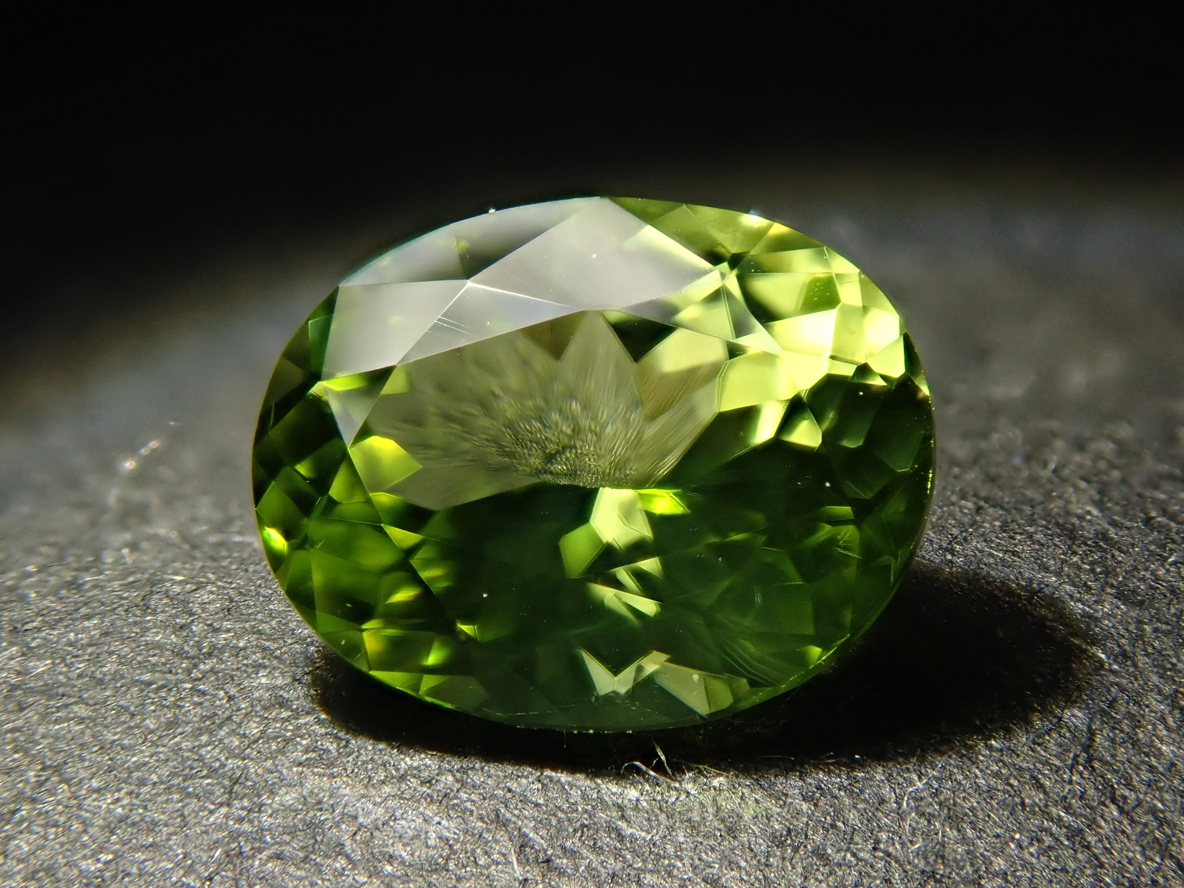 パキスタン産ペリドット 0.649ctルース