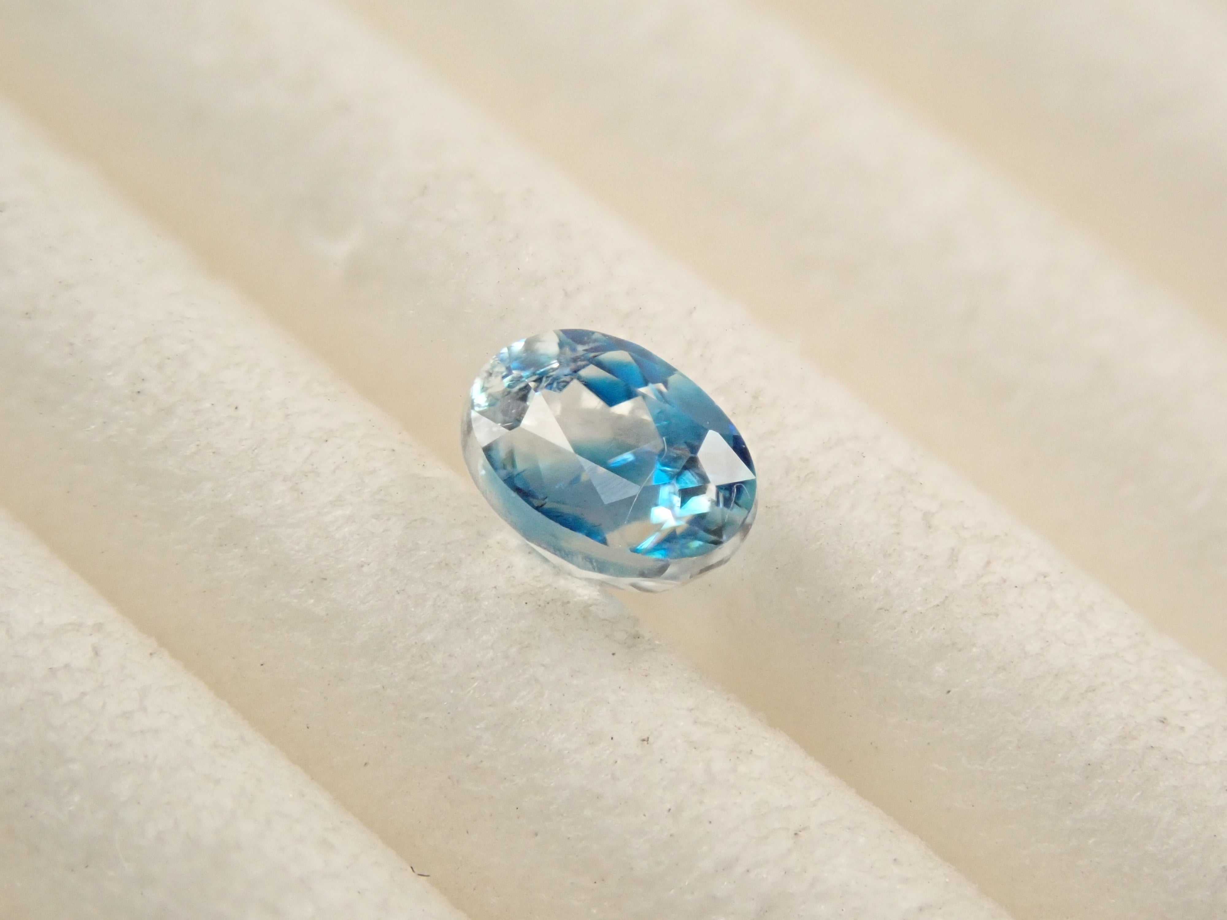 ジンバブエ産バイカラーユークレース 0.206ctルース