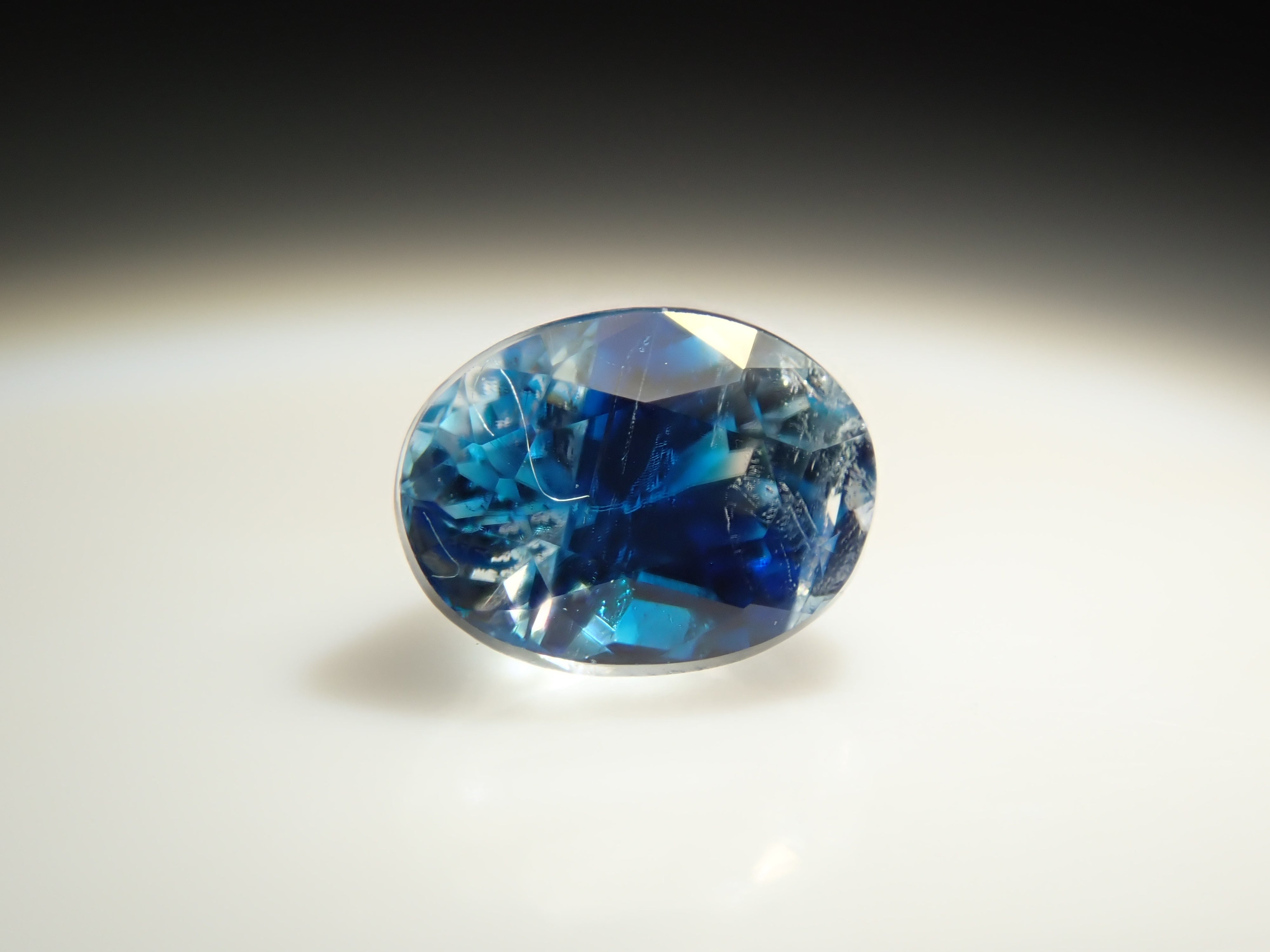 ジンバブエ産バイカラーユークレース 0.206ctルース