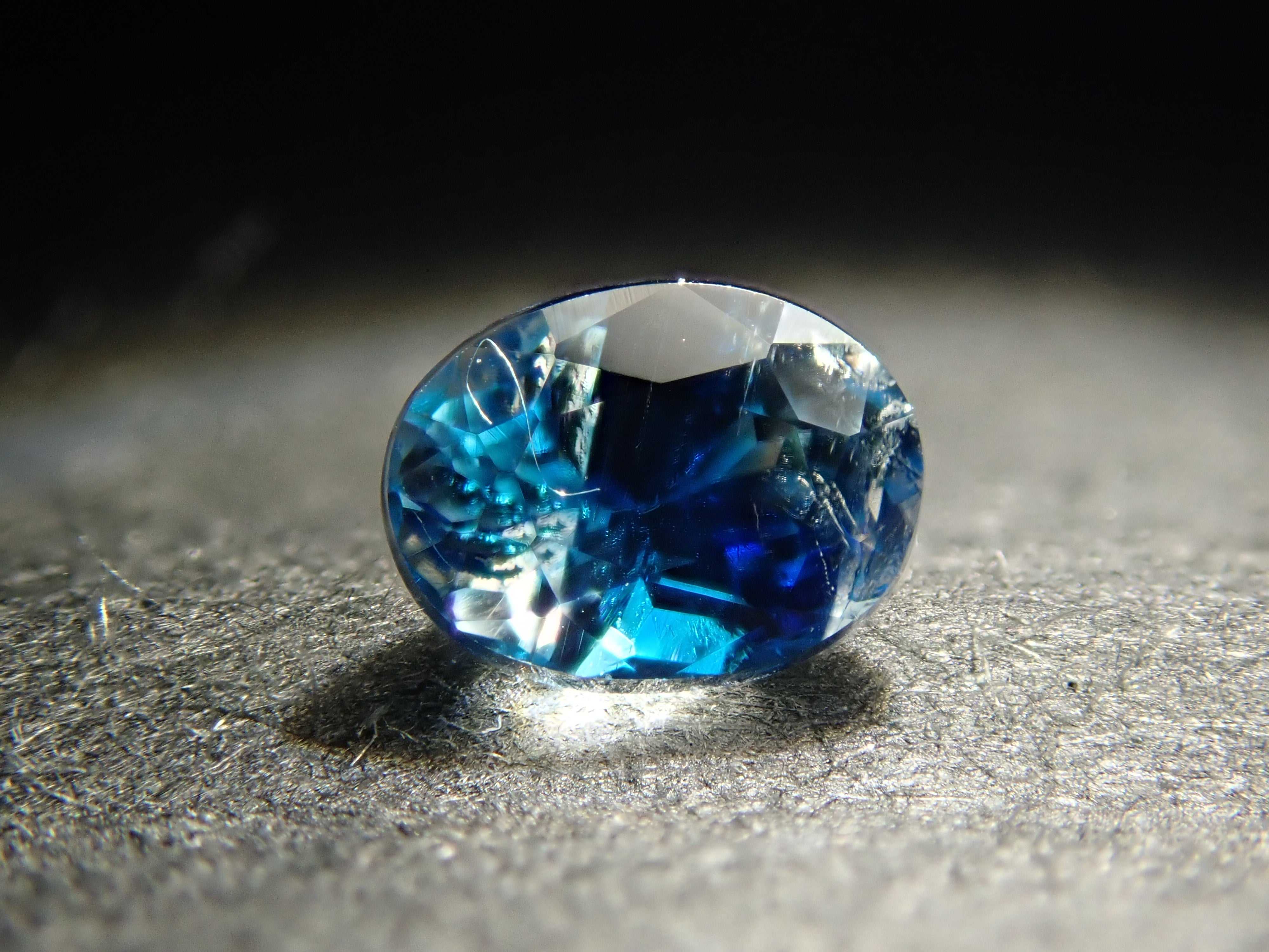 ジンバブエ産バイカラーユークレース 0.206ctルース