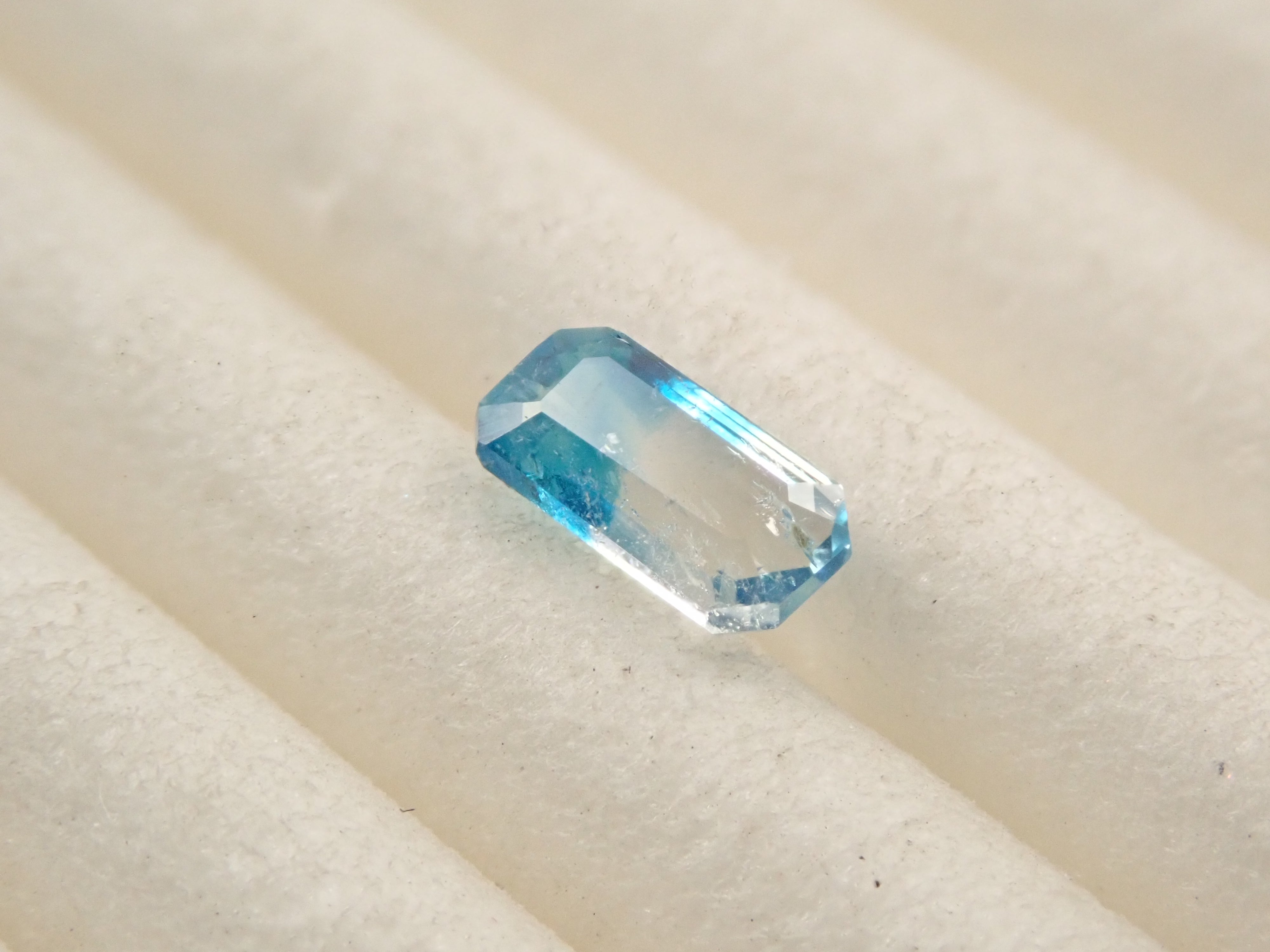 ジンバブエ産バイカラーユークレース 0.196ctルース