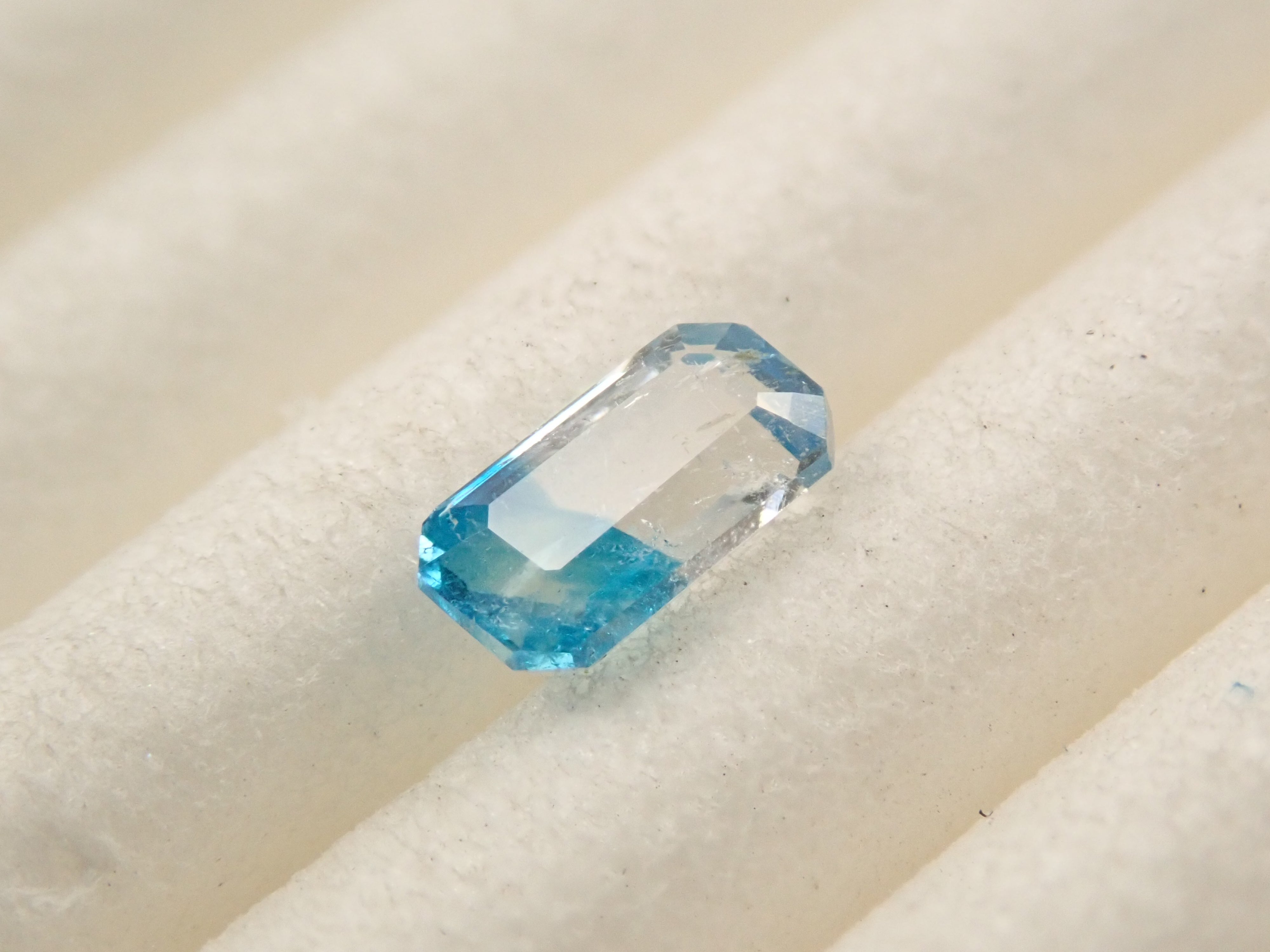 ジンバブエ産バイカラーユークレース 0.196ctルース