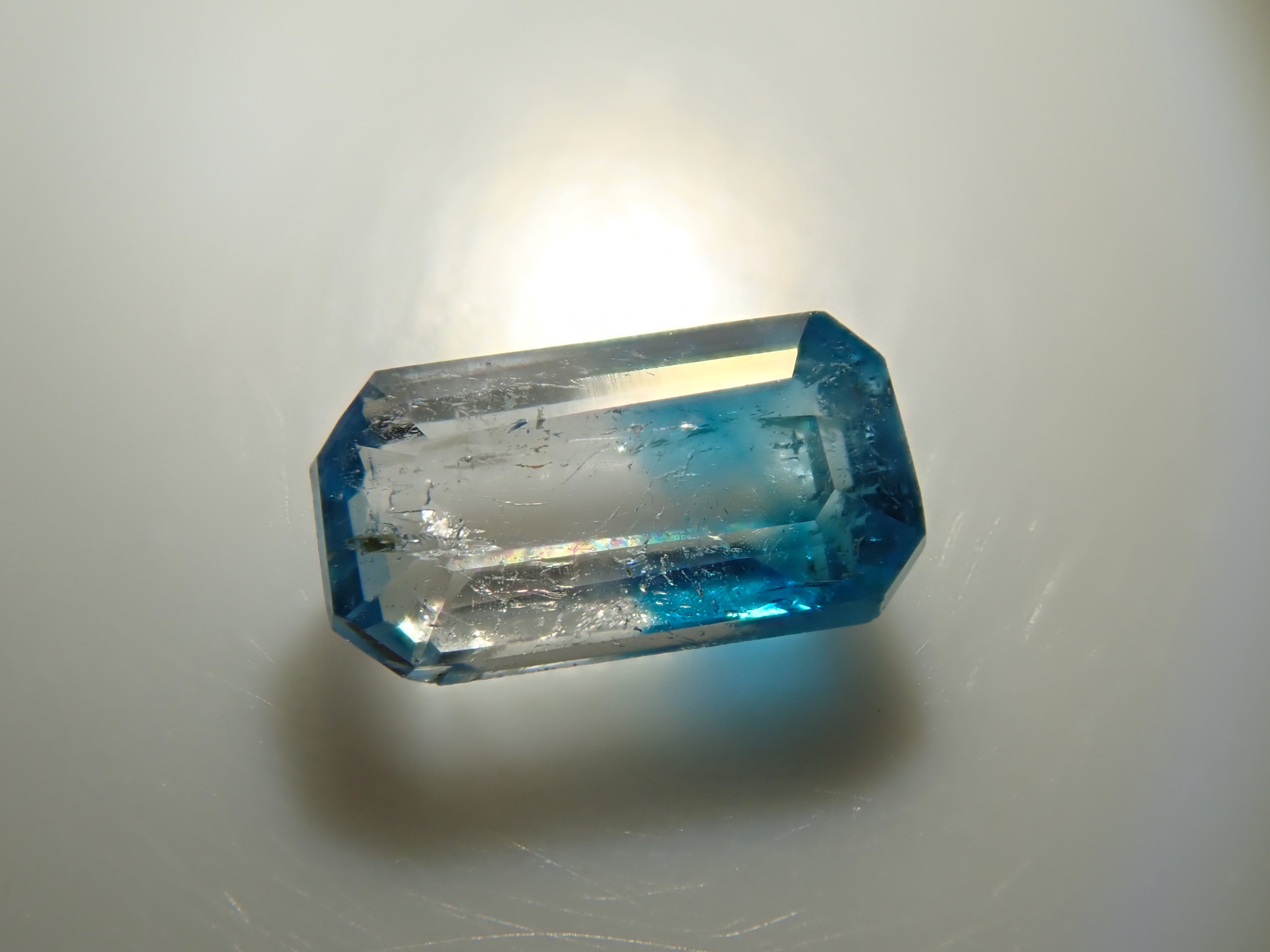 ジンバブエ産バイカラーユークレース 0.196ctルース