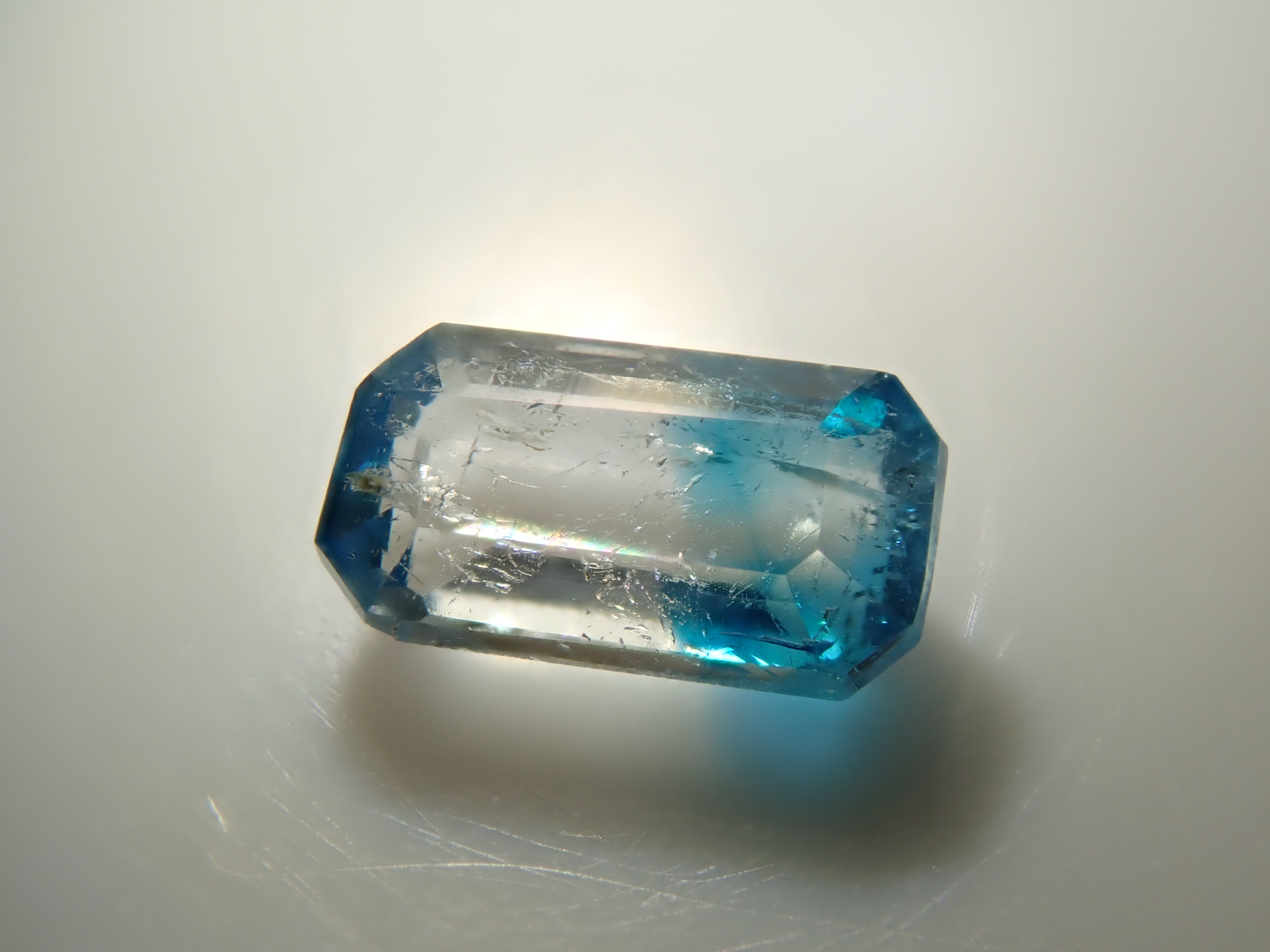 ジンバブエ産バイカラーユークレース 0.196ctルース