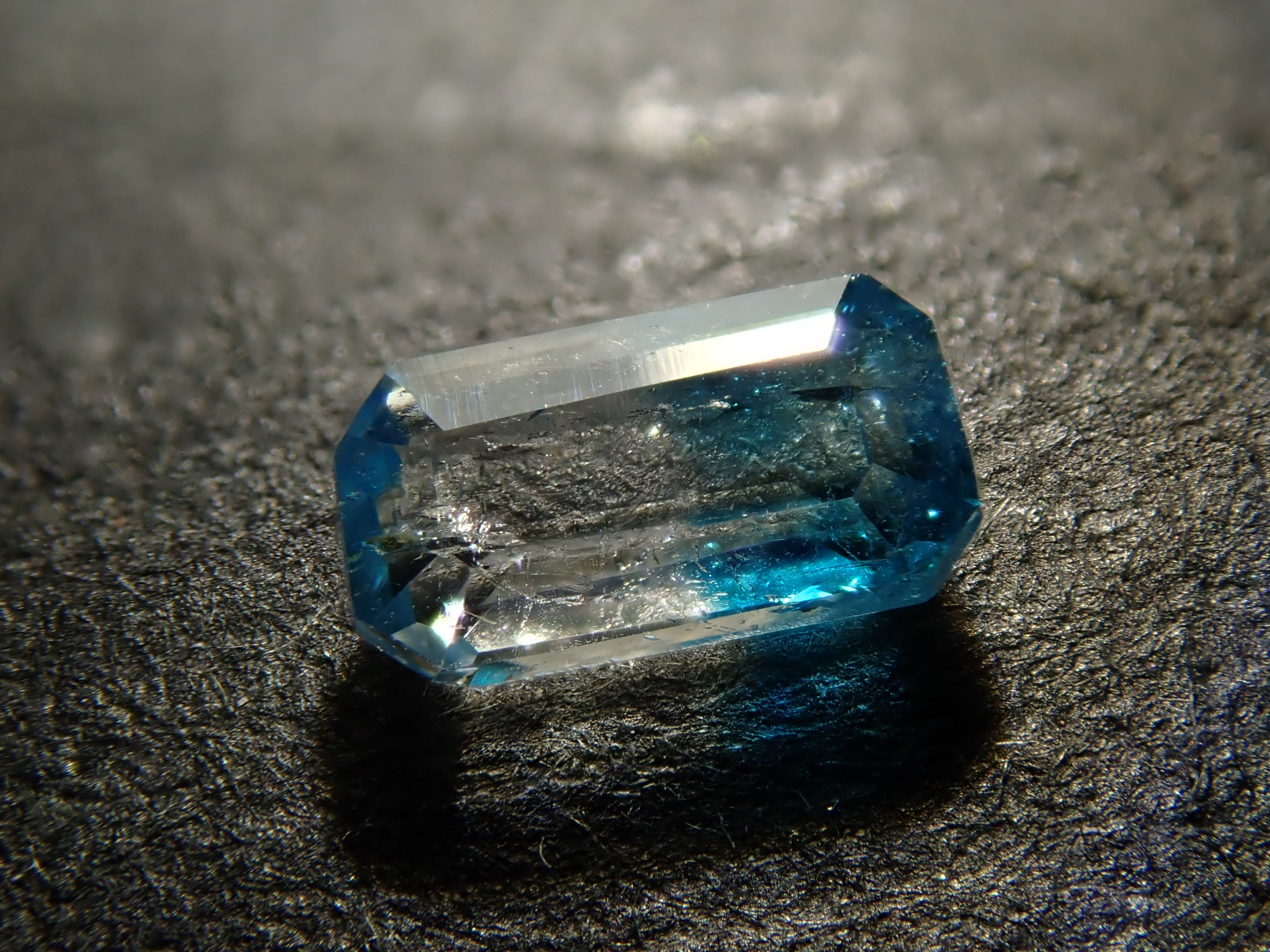 ジンバブエ産バイカラーユークレース 0.196ctルース