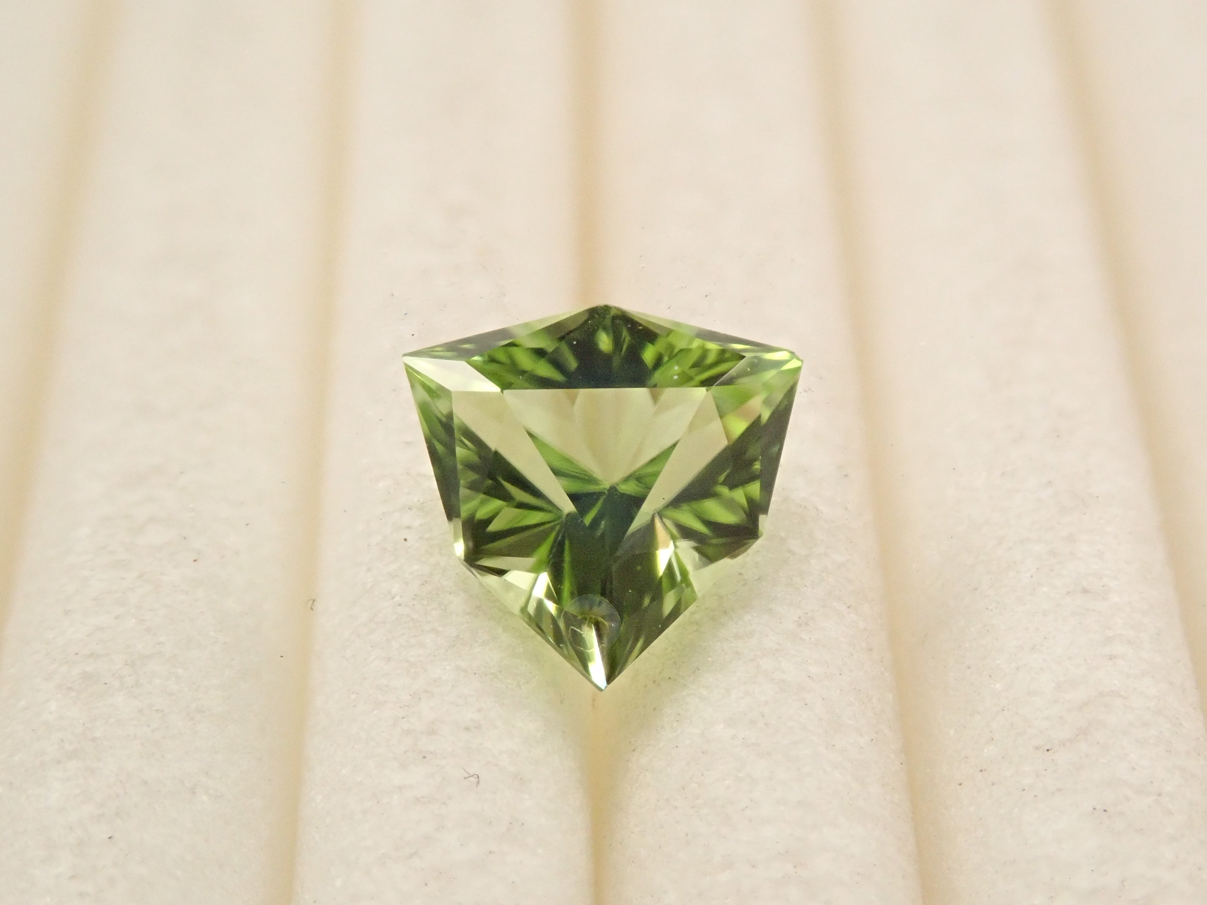 アメリカ産ペリドット 0.573ctルース(リリーパッドインクルージョン)