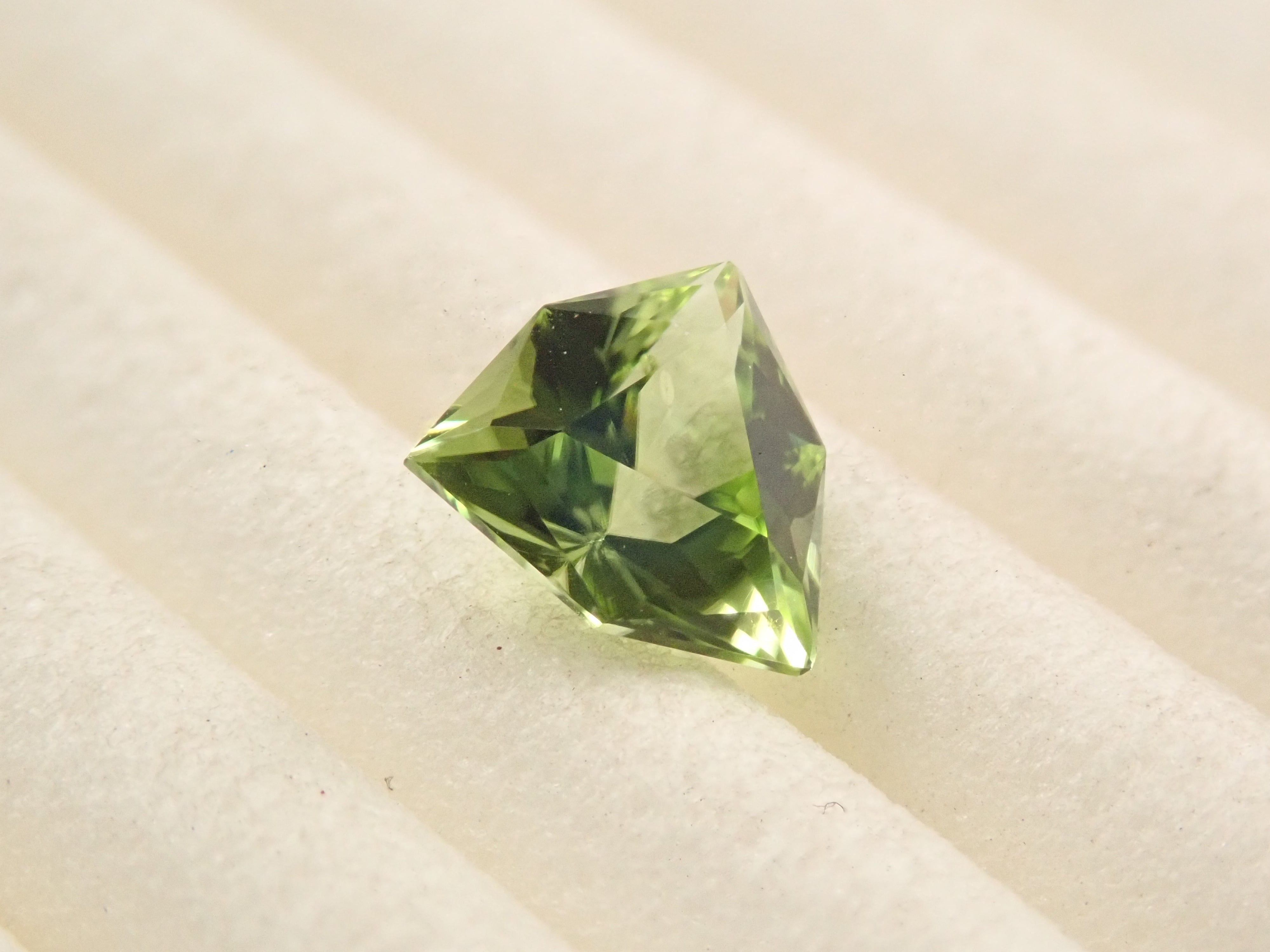 アメリカ産ペリドット 0.573ctルース(リリーパッドインクルージョン)