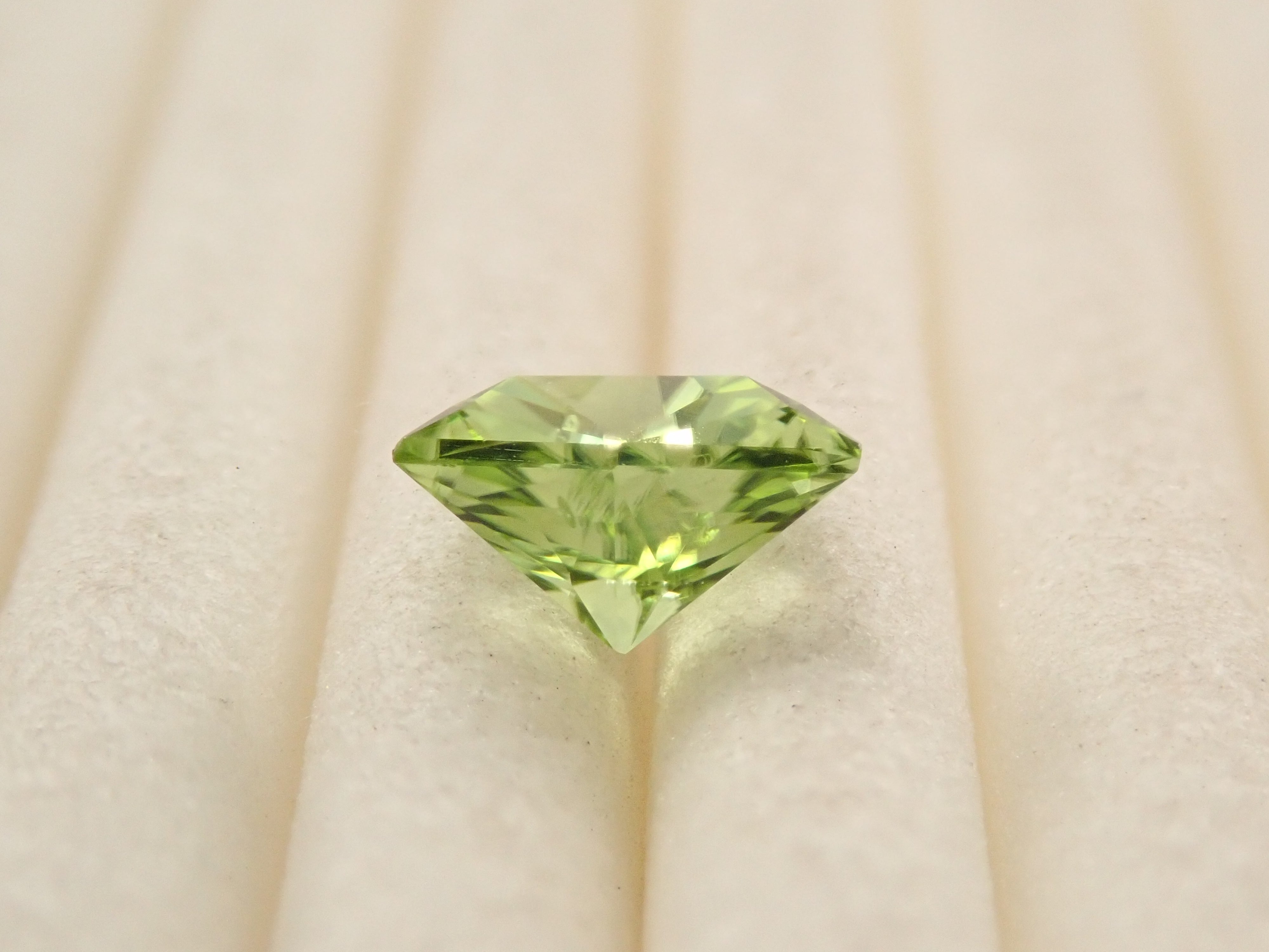 アメリカ産ペリドット 0.573ctルース(リリーパッドインクルージョン)