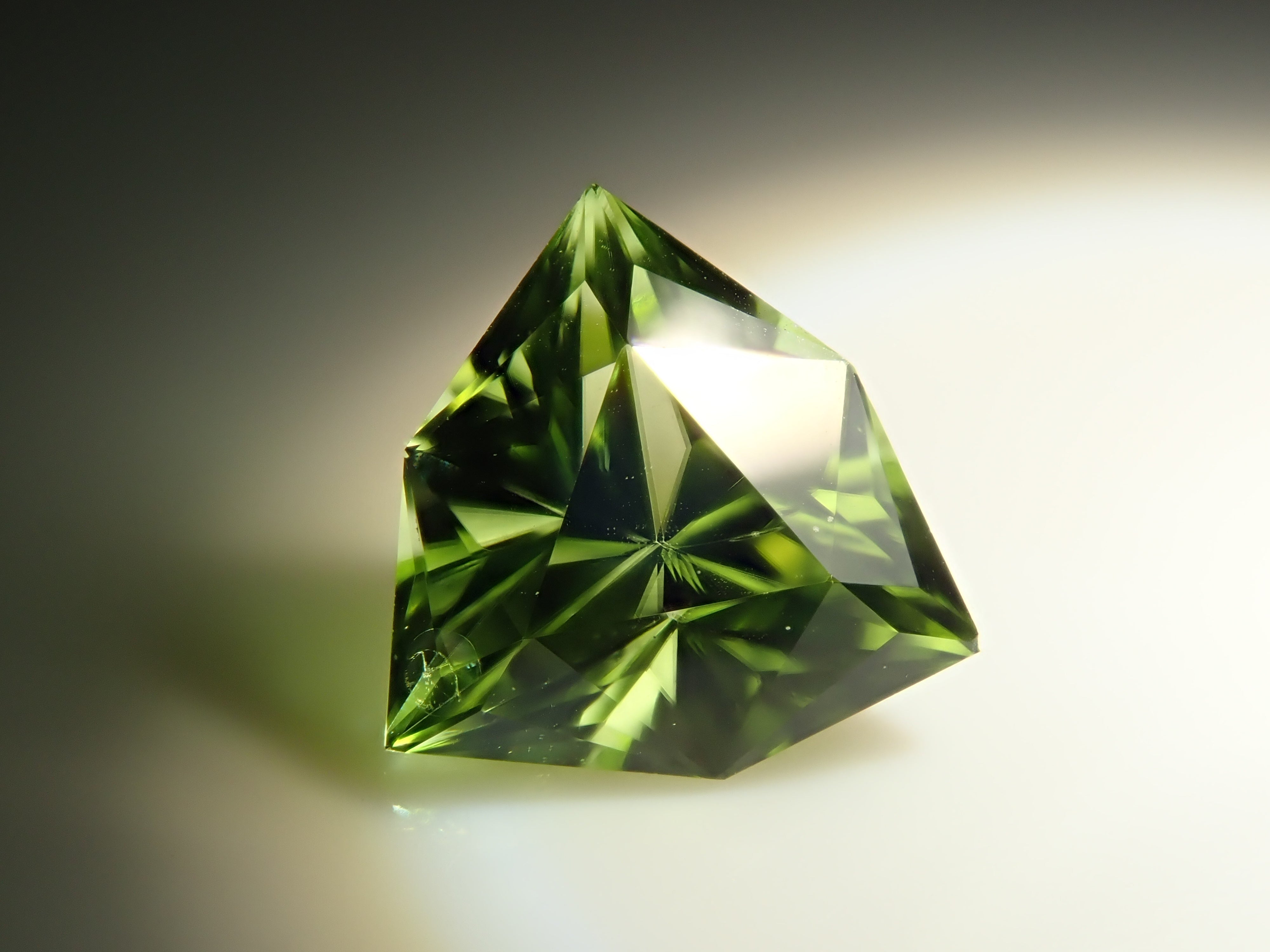 アメリカ産ペリドット 0.573ctルース(リリーパッドインクルージョン)