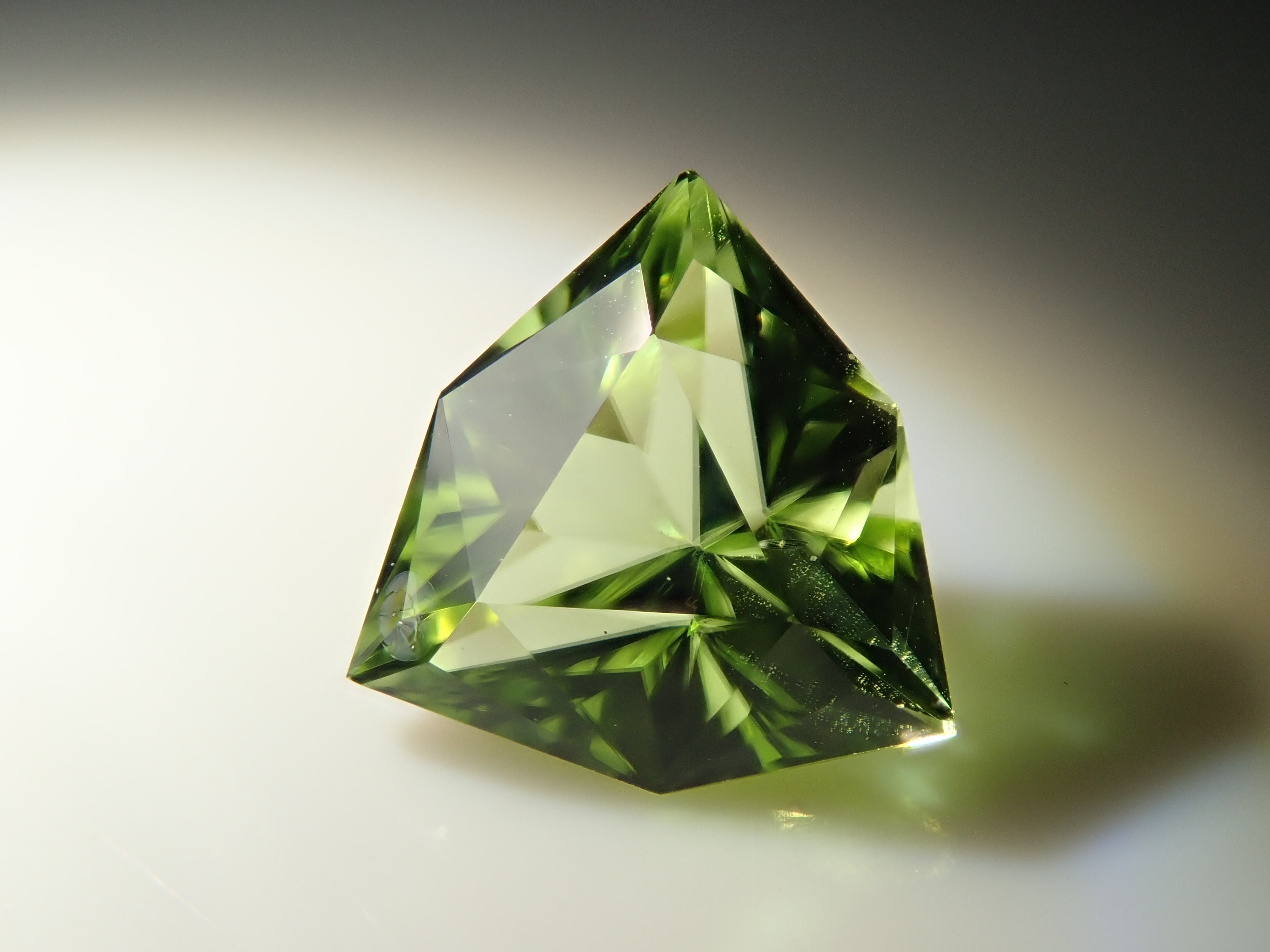 アメリカ産ペリドット 0.573ctルース(リリーパッドインクルージョン)