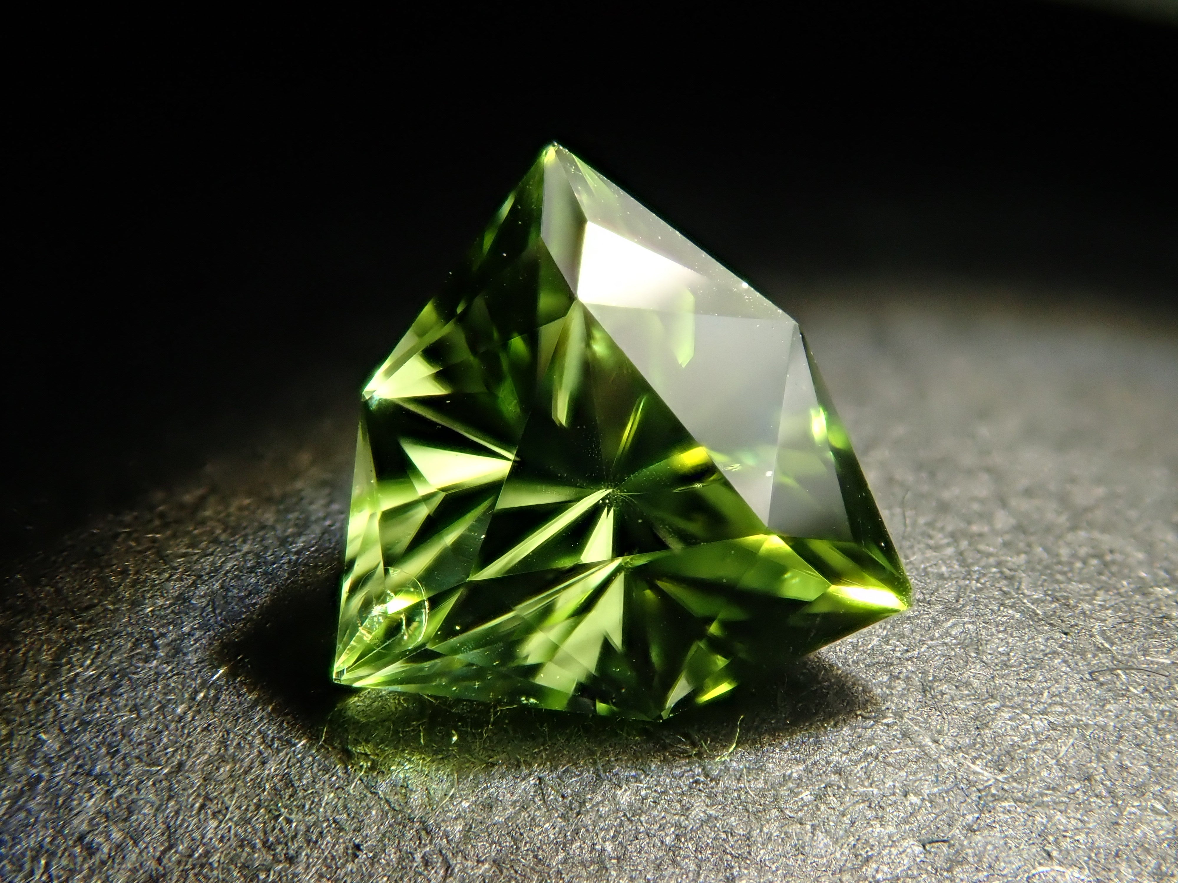 アメリカ産ペリドット 0.573ctルース(リリーパッドインクルージョン)