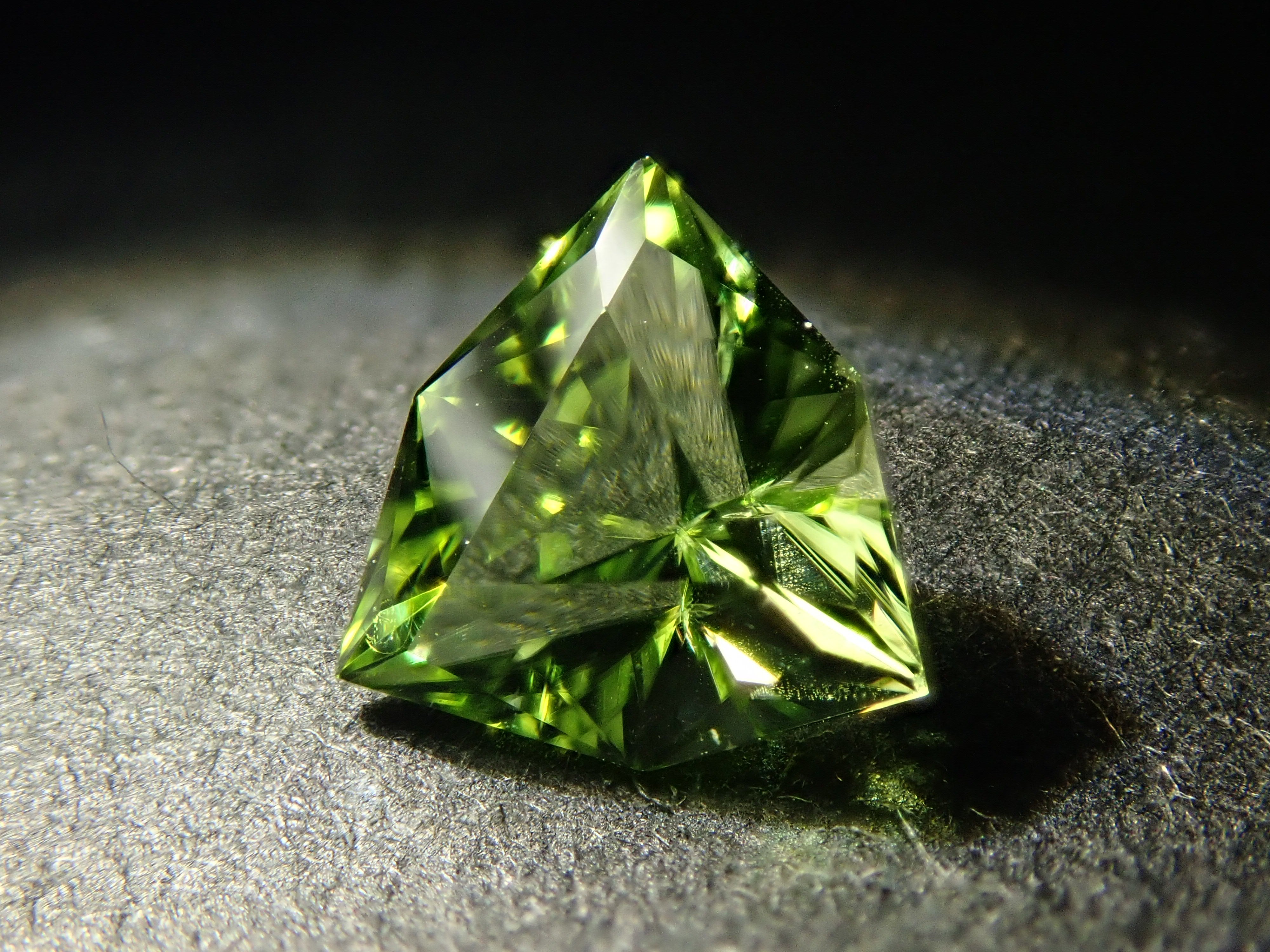 アメリカ産ペリドット 0.573ctルース(リリーパッドインクルージョン)