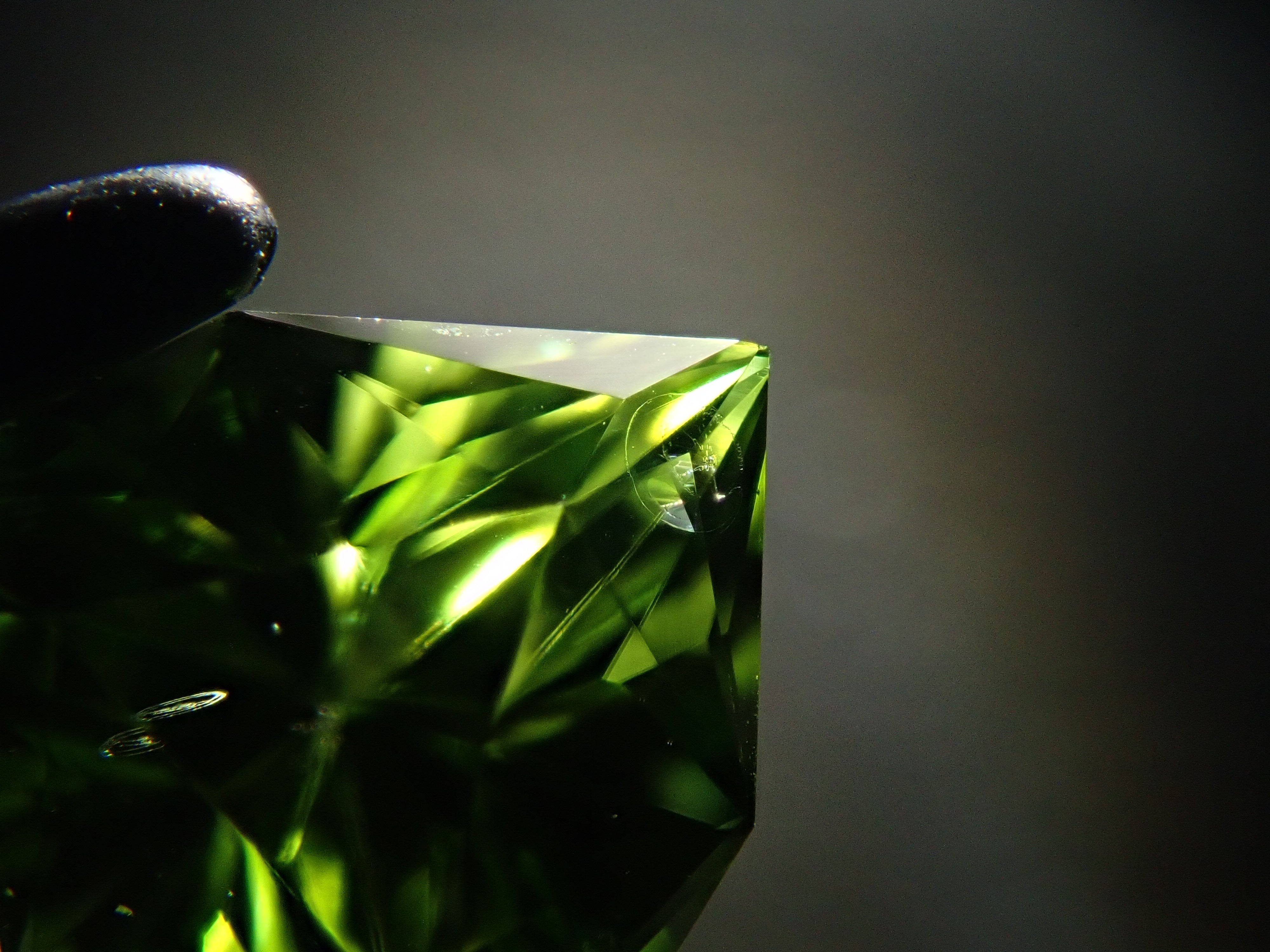 アメリカ産ペリドット 0.573ctルース(リリーパッドインクルージョン)