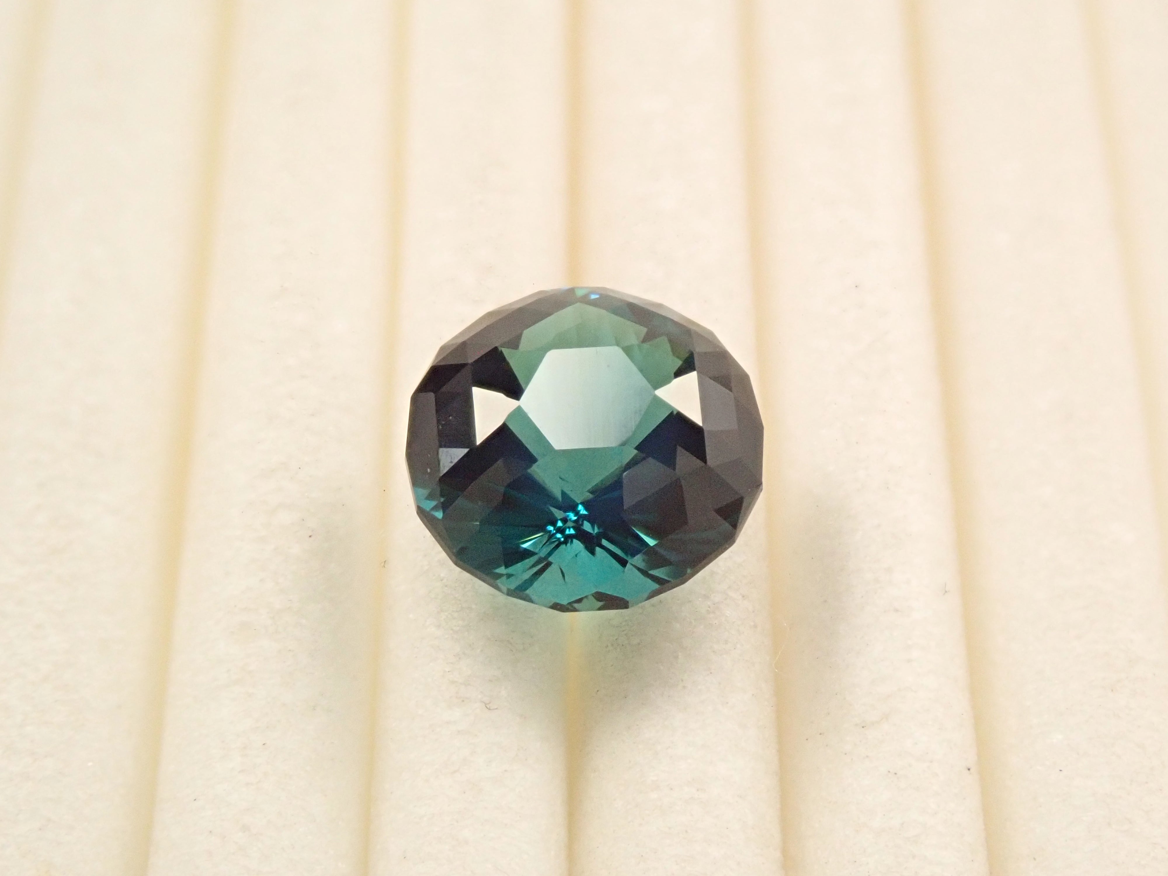 アフガニスタン産グリーントルマリン 7.8mm/1.738ctルース