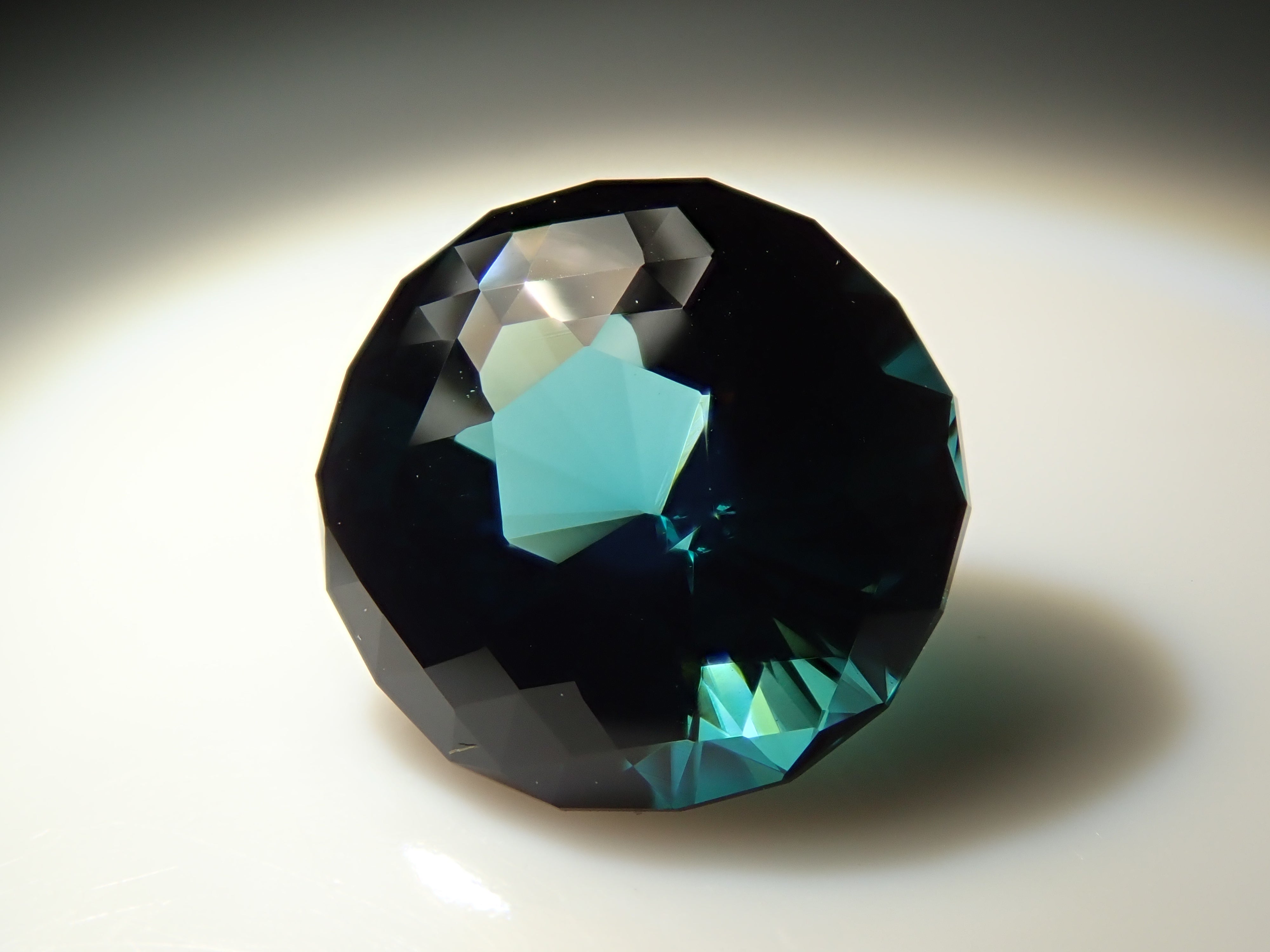 アフガニスタン産グリーントルマリン 7.8mm/1.738ctルース