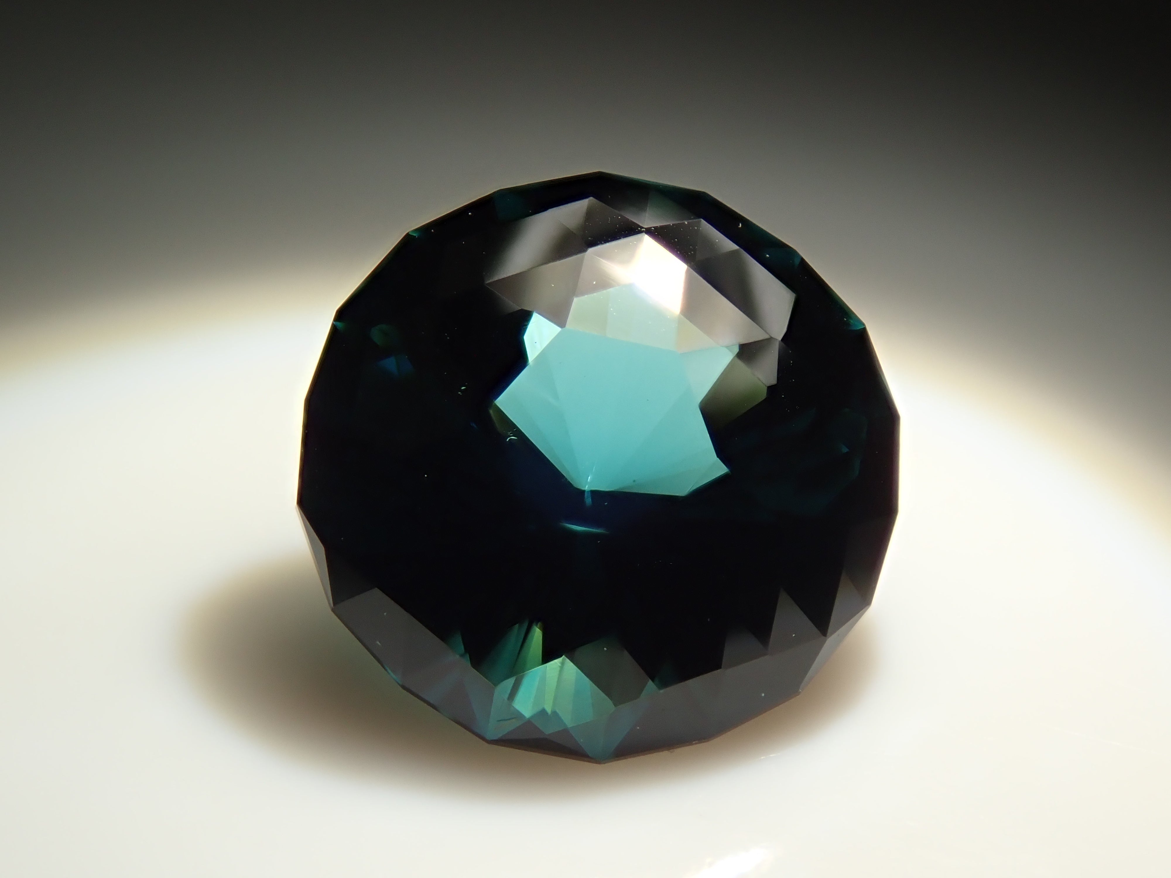 アフガニスタン産グリーントルマリン 7.8mm/1.738ctルース