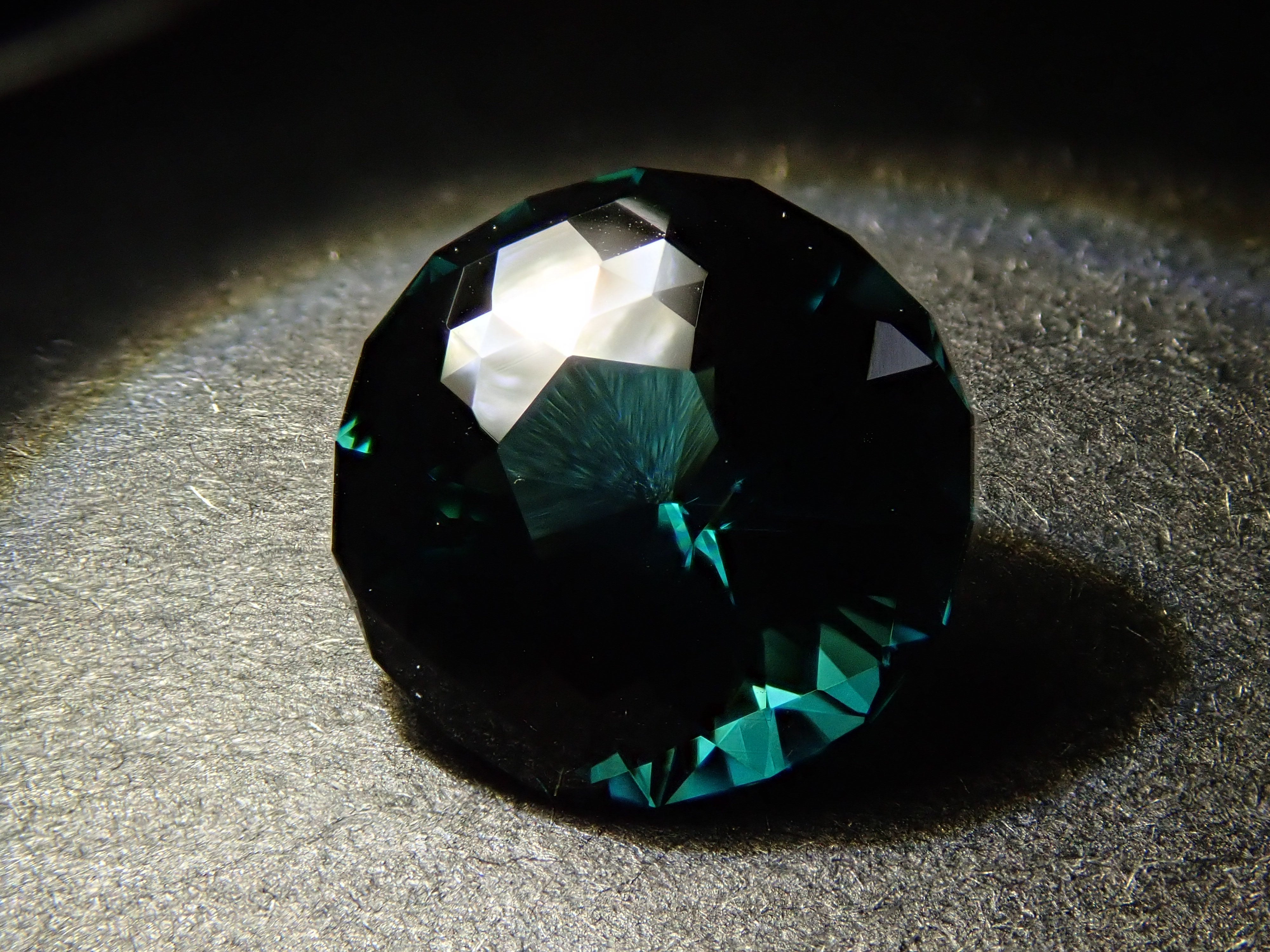 アフガニスタン産グリーントルマリン 7.8mm/1.738ctルース