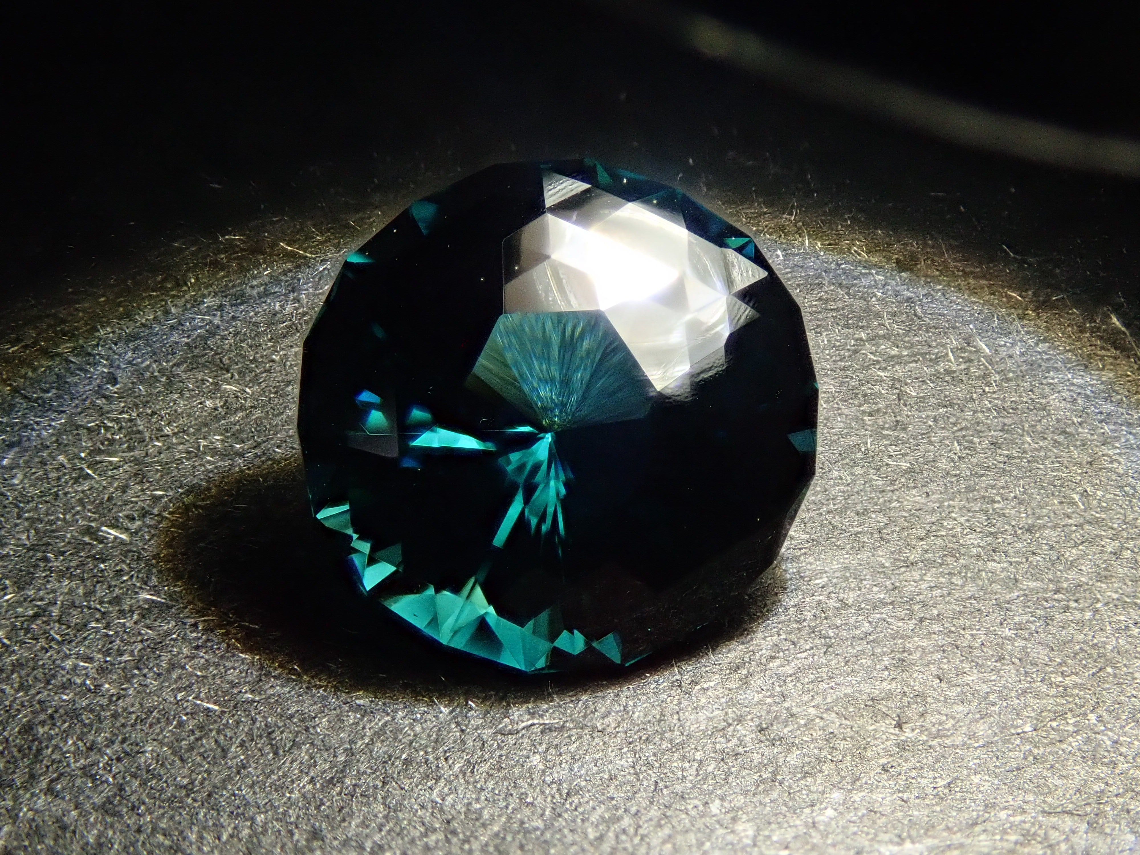 アフガニスタン産グリーントルマリン 7.8mm/1.738ctルース