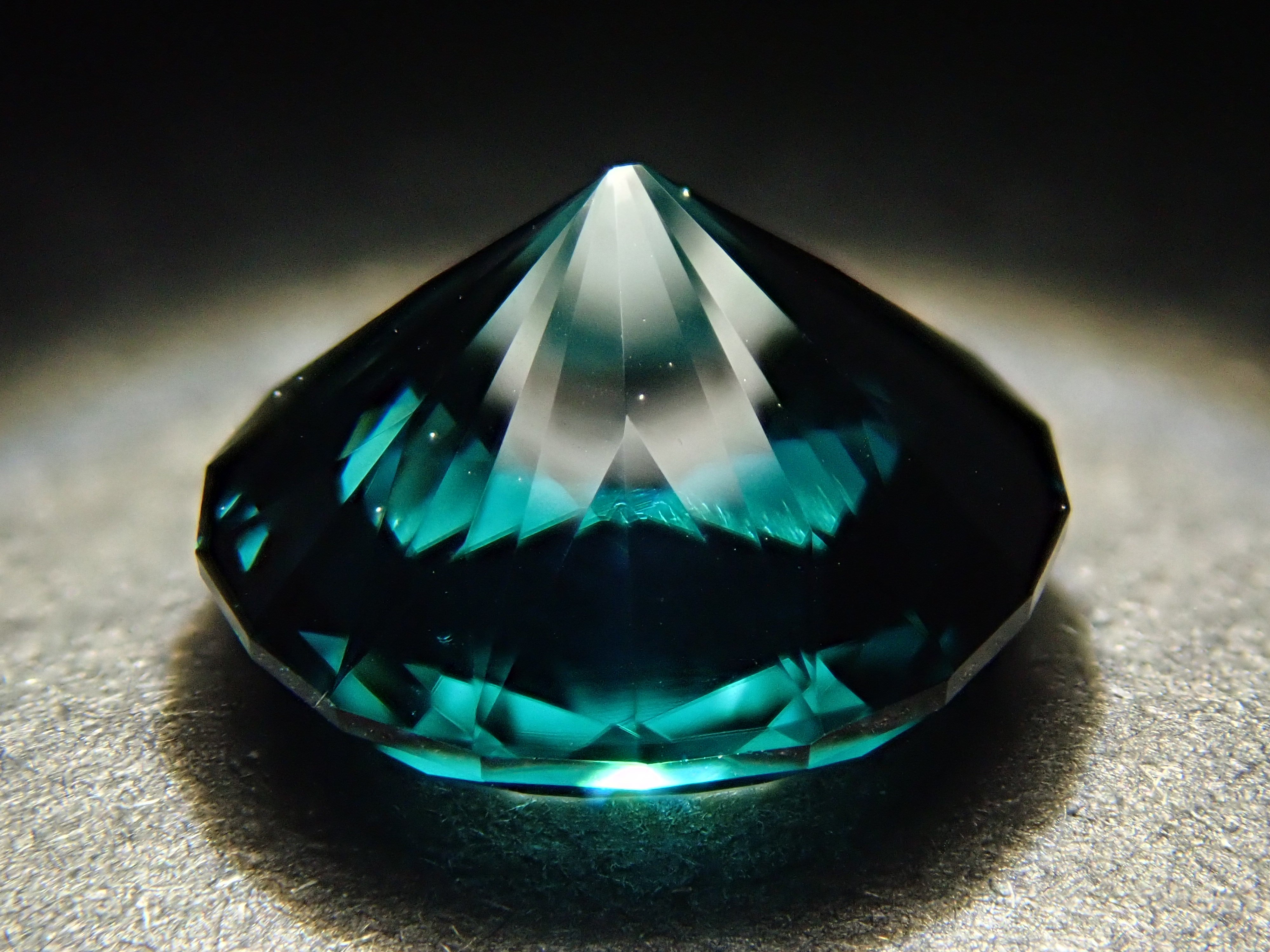 アフガニスタン産グリーントルマリン 7.8mm/1.738ctルース