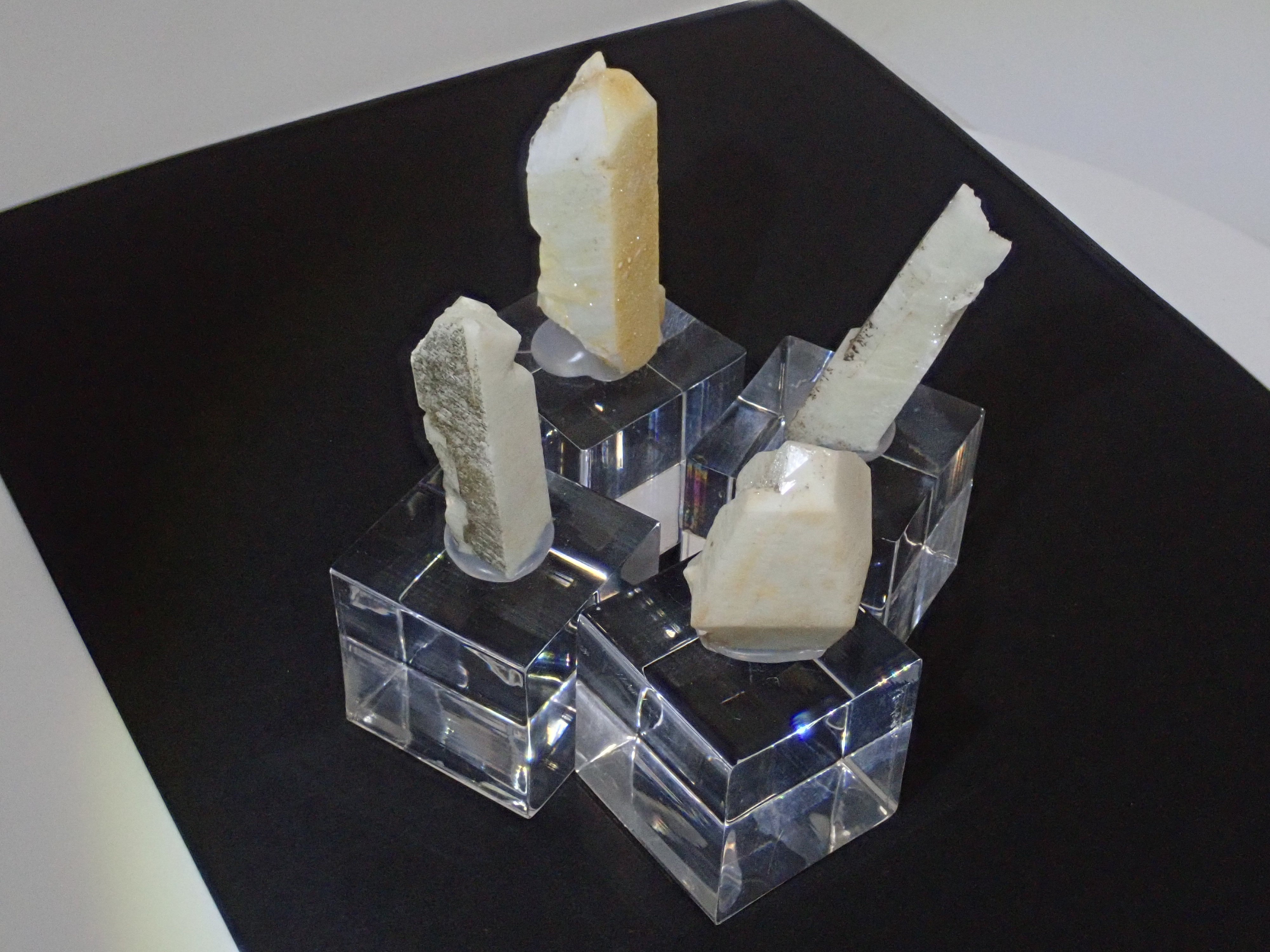 Pork stone + feldspar from Ebikawa Village, Gifu Prefecture + rhodochrosite from Hokkaido 3-stone set {Multiple purchase discounts available}