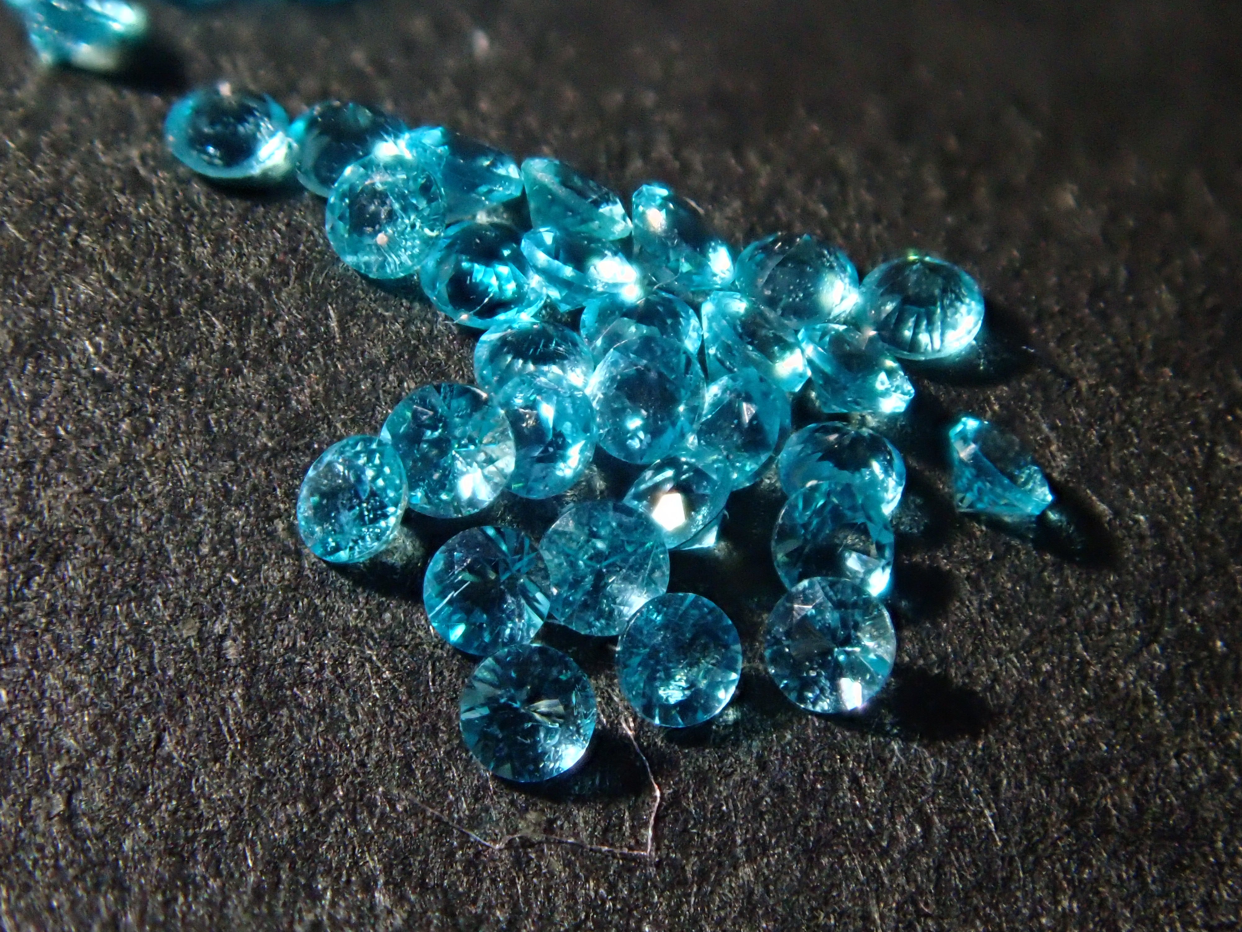 ブラジル産パライバトルマリン(1.0mm,トップクオリティ)《複数購入割引有》