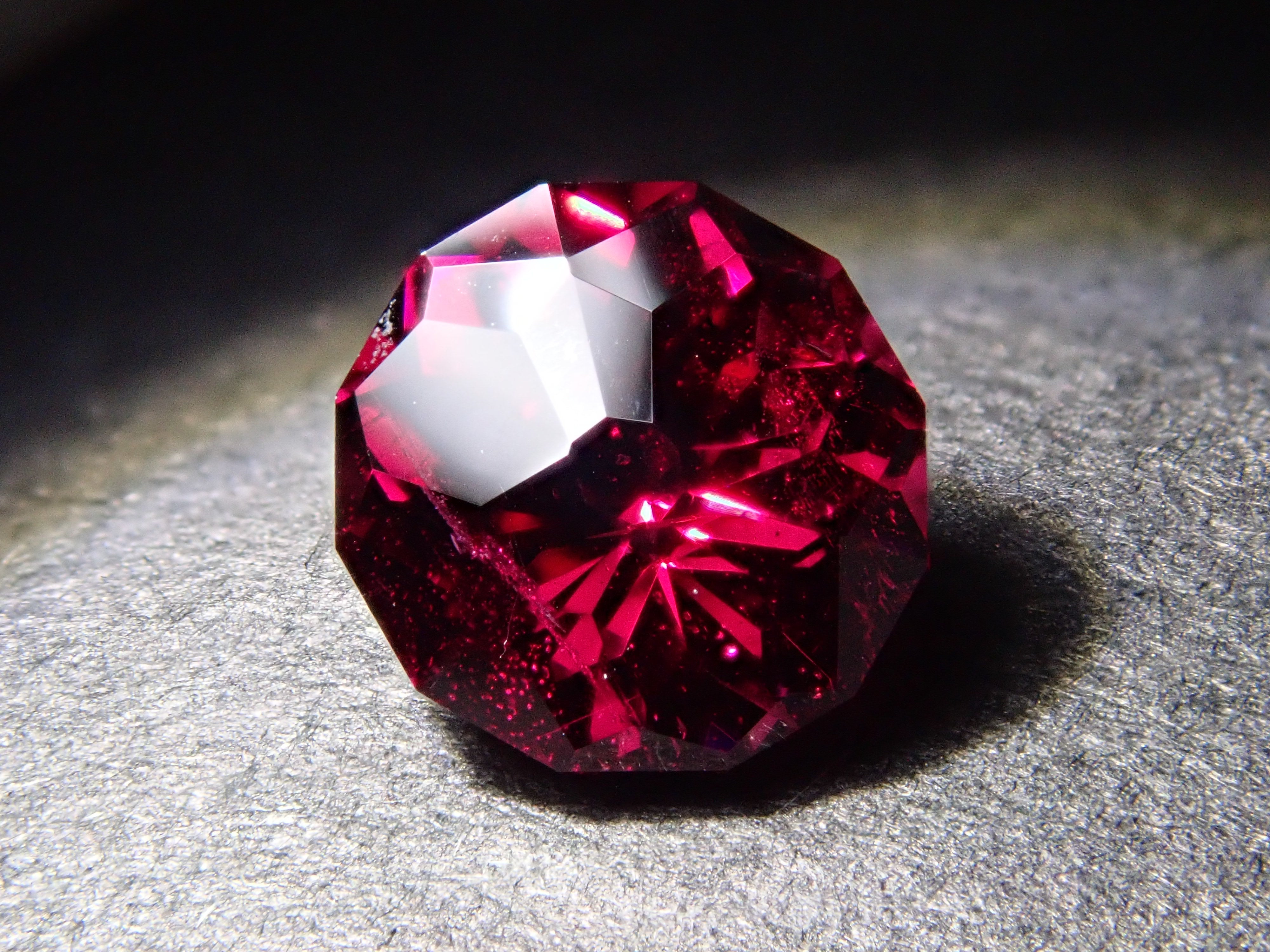 【11/22 22時販売】タンザニア産ロードライトガーネット 5.3mm/0.903ctルース