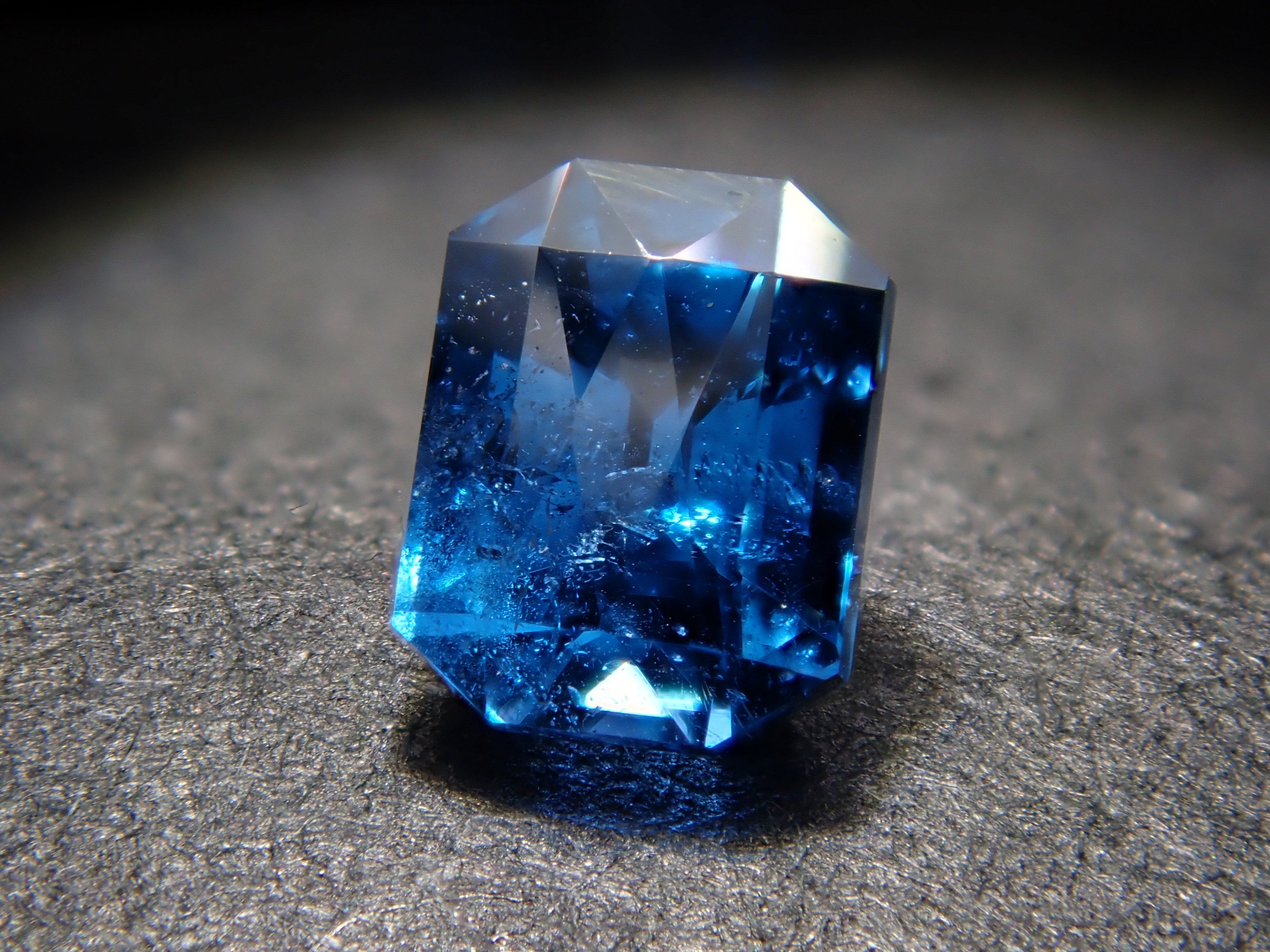 ナイジェリア産コバルトガーナイト 0.299ctルース 鑑別書