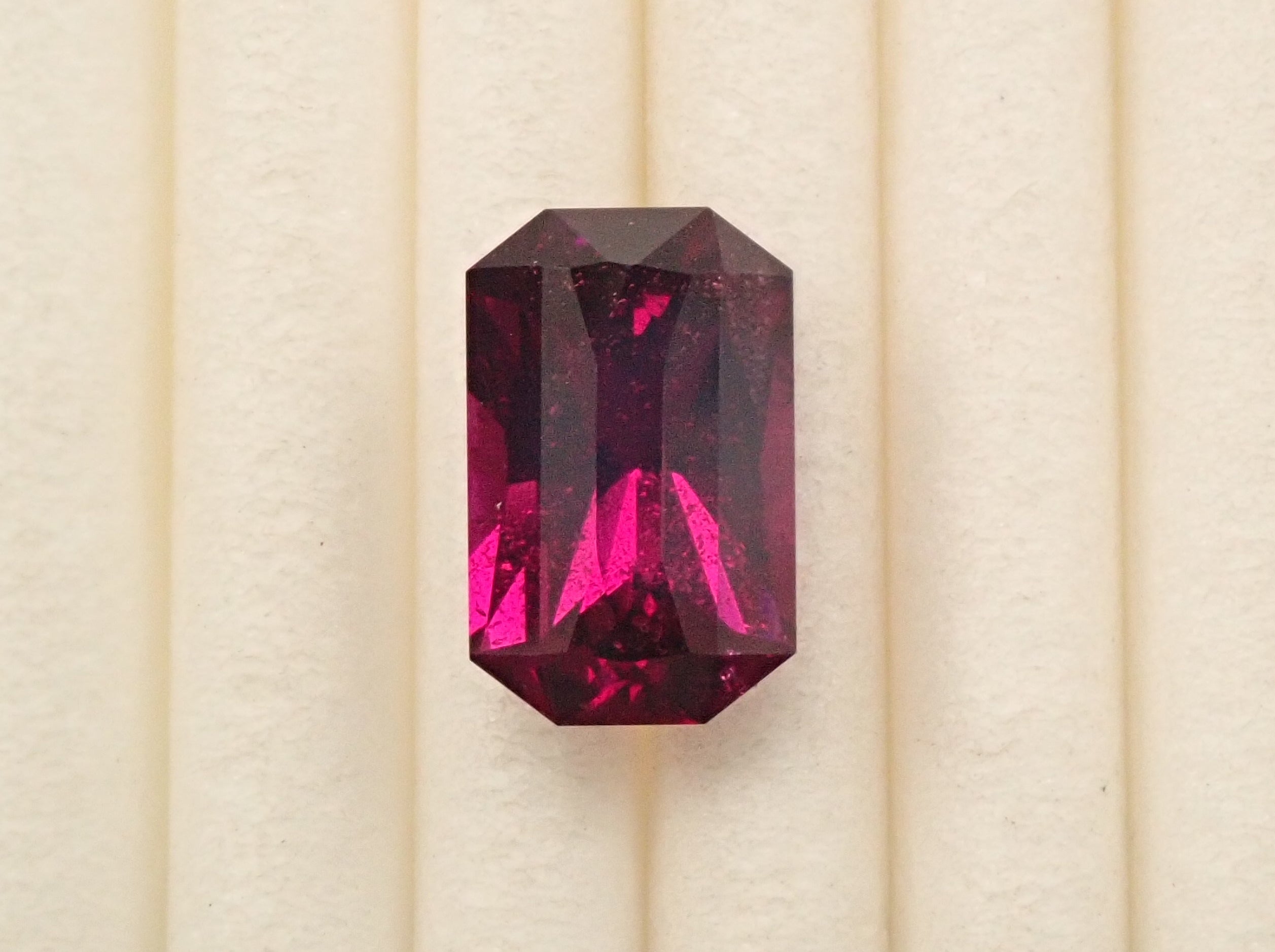 【1/9 22時販売】タンザニア産ロードライトガーネット 2.081ctルース 日独鑑