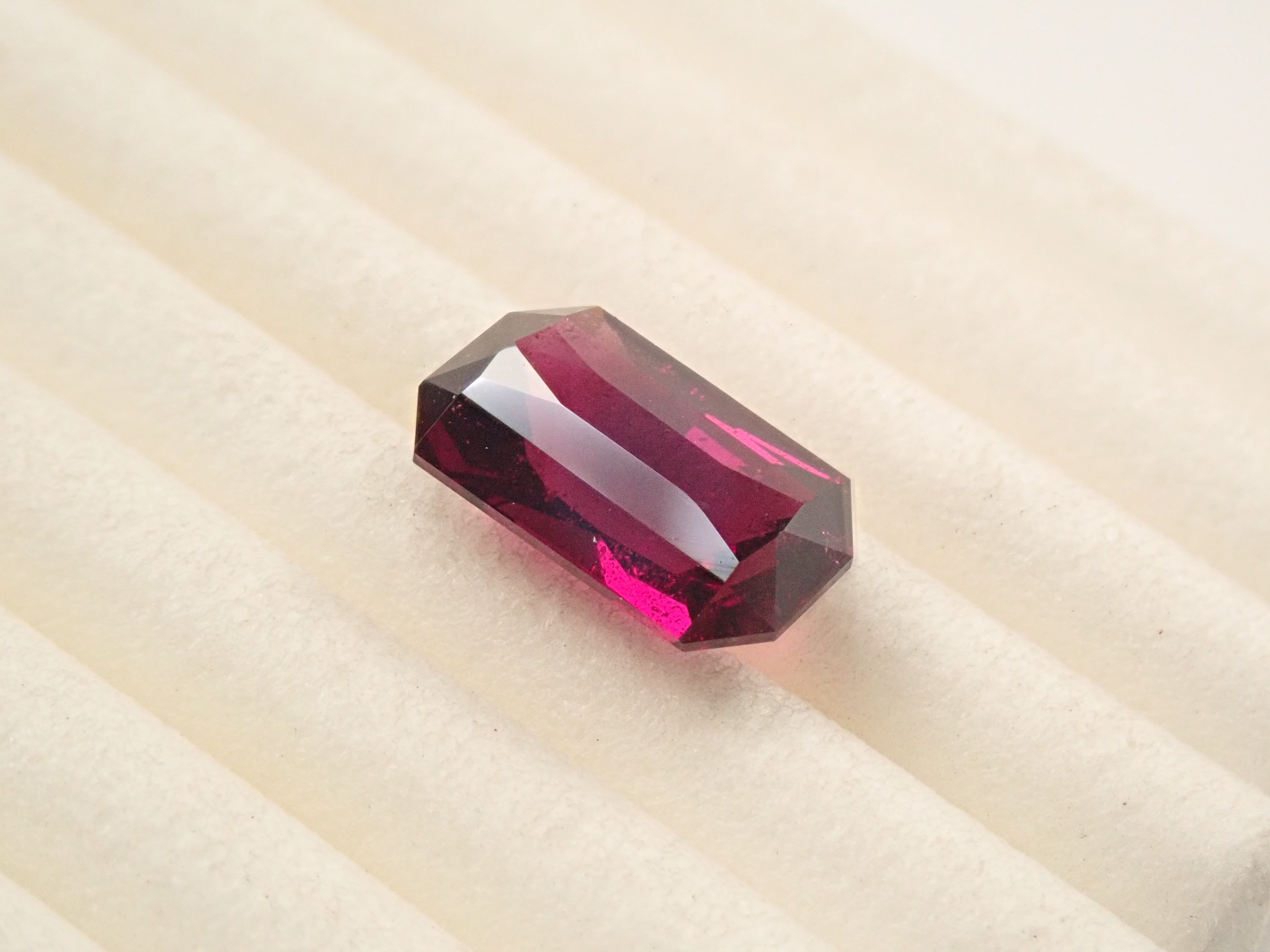 【1/9 22時販売】タンザニア産ロードライトガーネット 2.081ctルース 日独鑑