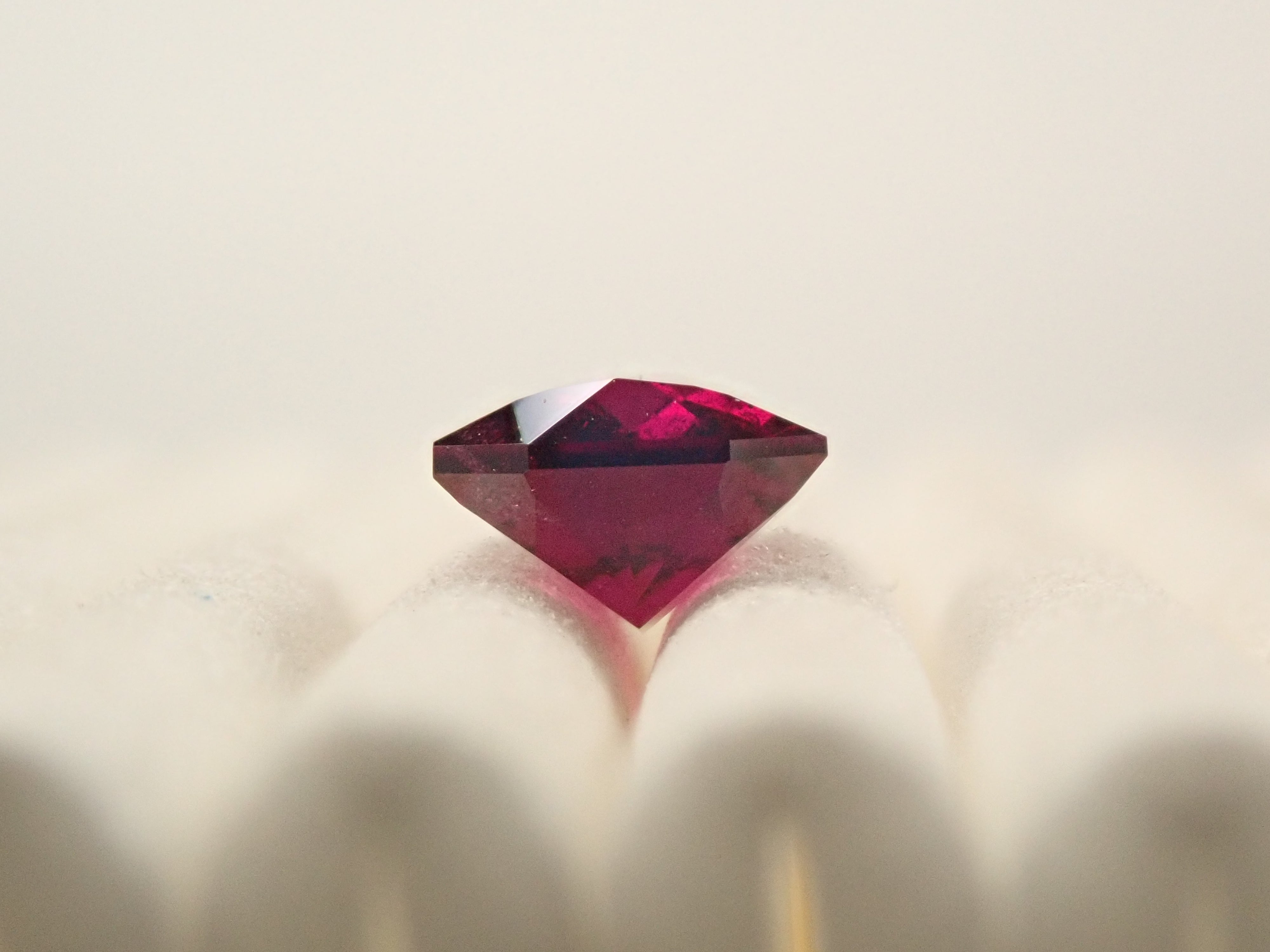 【1/9 22時販売】タンザニア産ロードライトガーネット 2.081ctルース 日独鑑