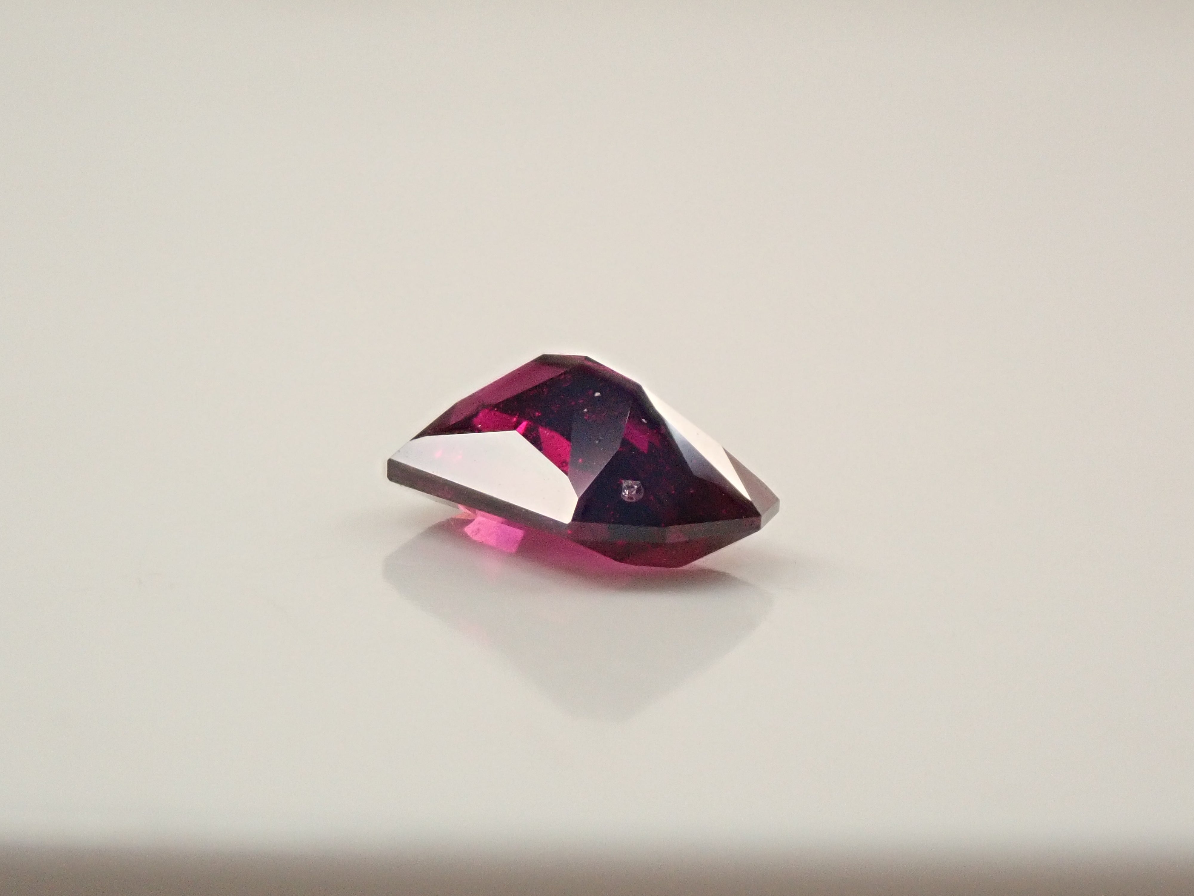 【1/9 22時販売】タンザニア産ロードライトガーネット 2.081ctルース 日独鑑