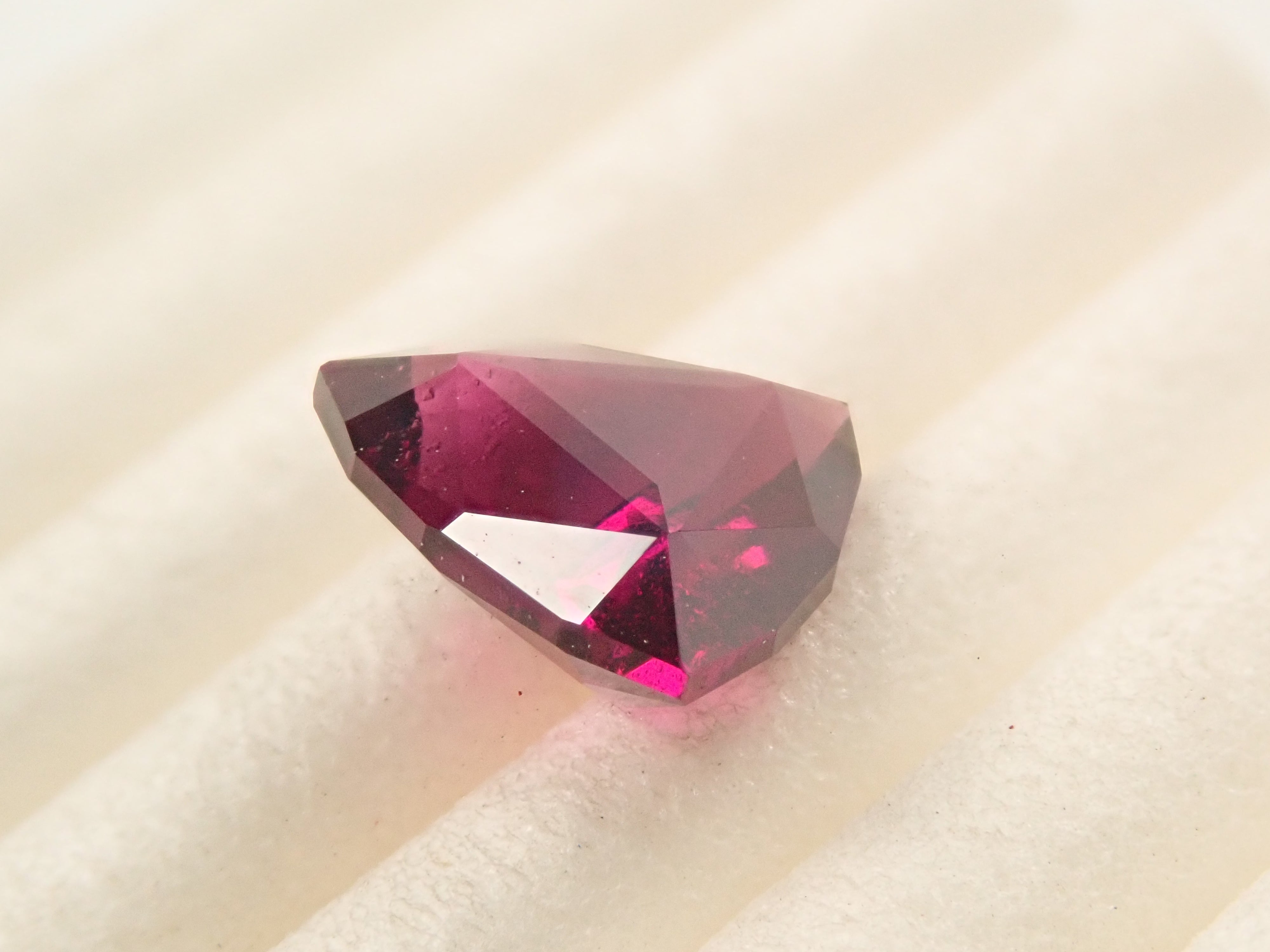 【12/15 22時販売】タンザニア産ロードライトガーネット 1.935ctルース 鑑別書