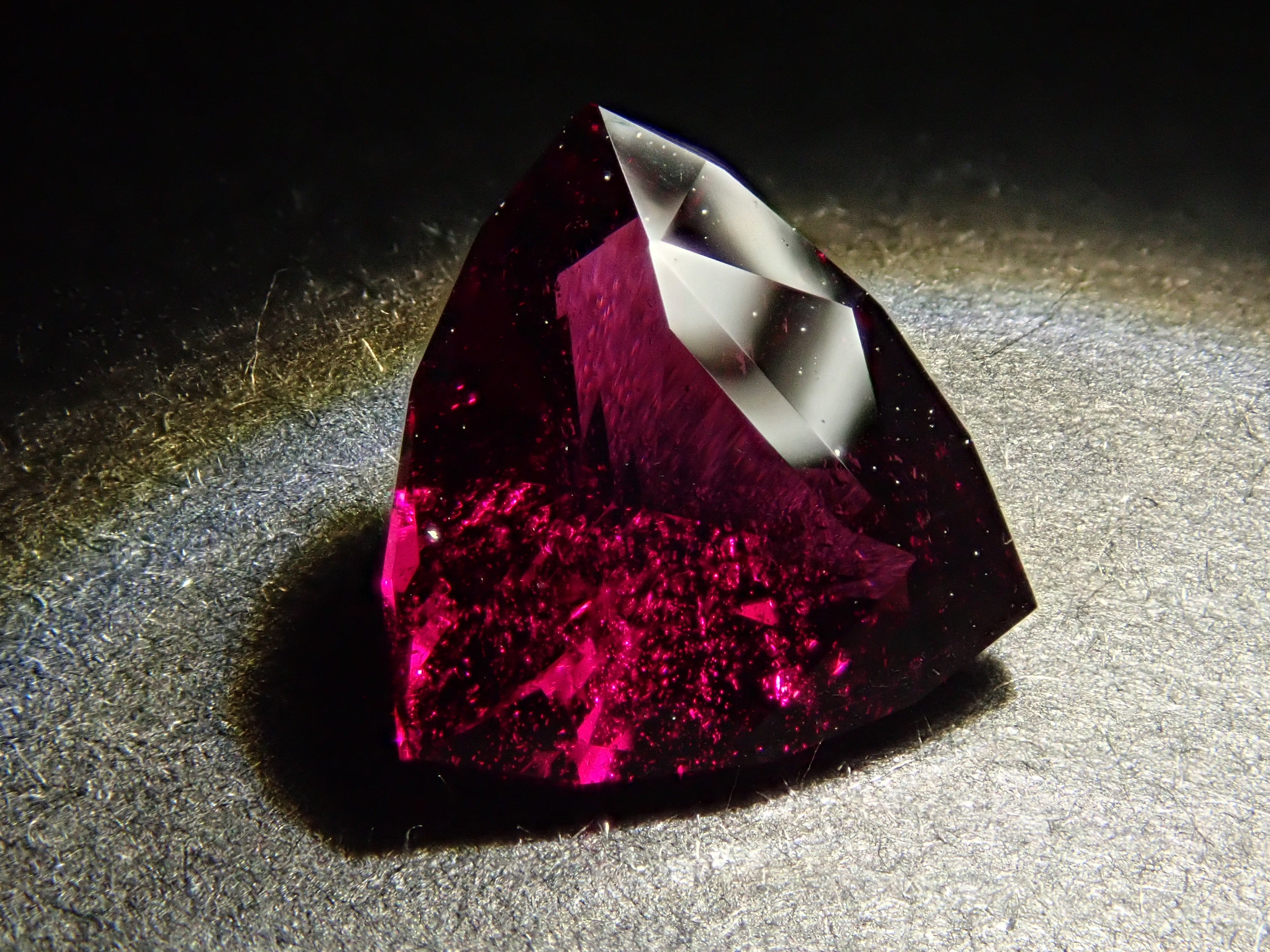 【12/15 22時販売】タンザニア産ロードライトガーネット 1.935ctルース 鑑別書