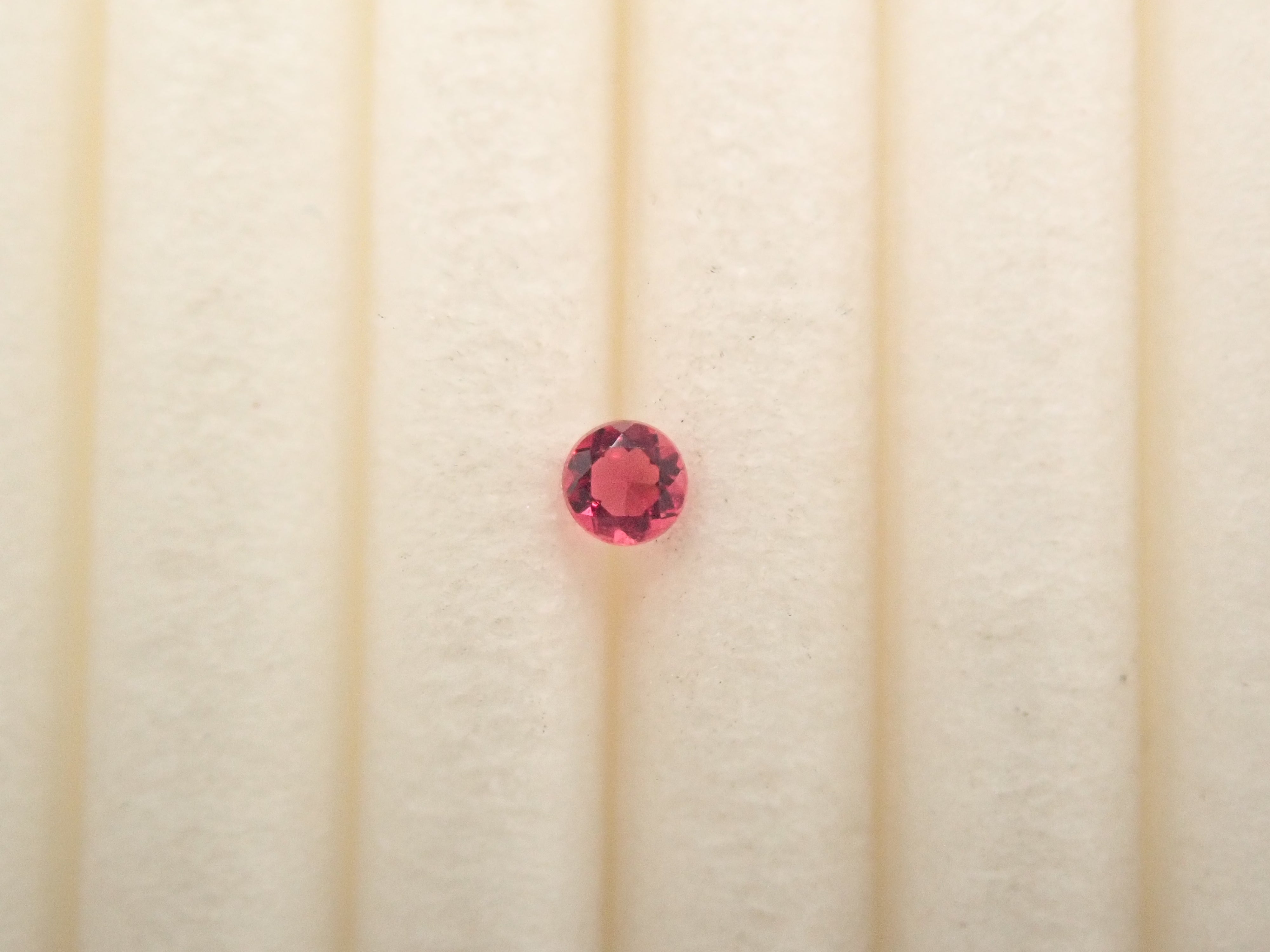 【12/31 22時販売】アメリカ産レッドベリル 2.0mm/0.032ctルース