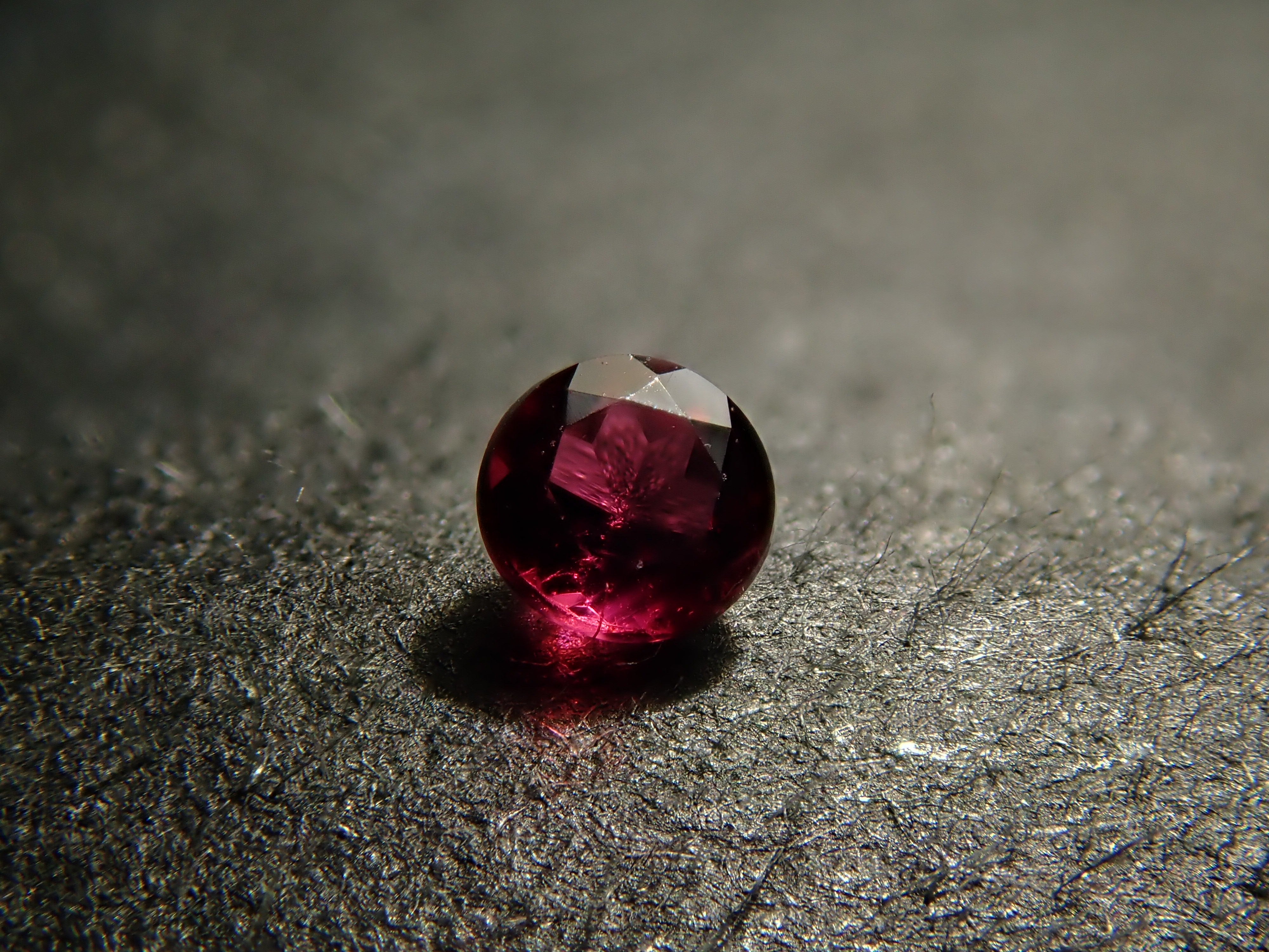 【12/31 22時販売】アメリカ産レッドベリル 2.0mm/0.032ctルース