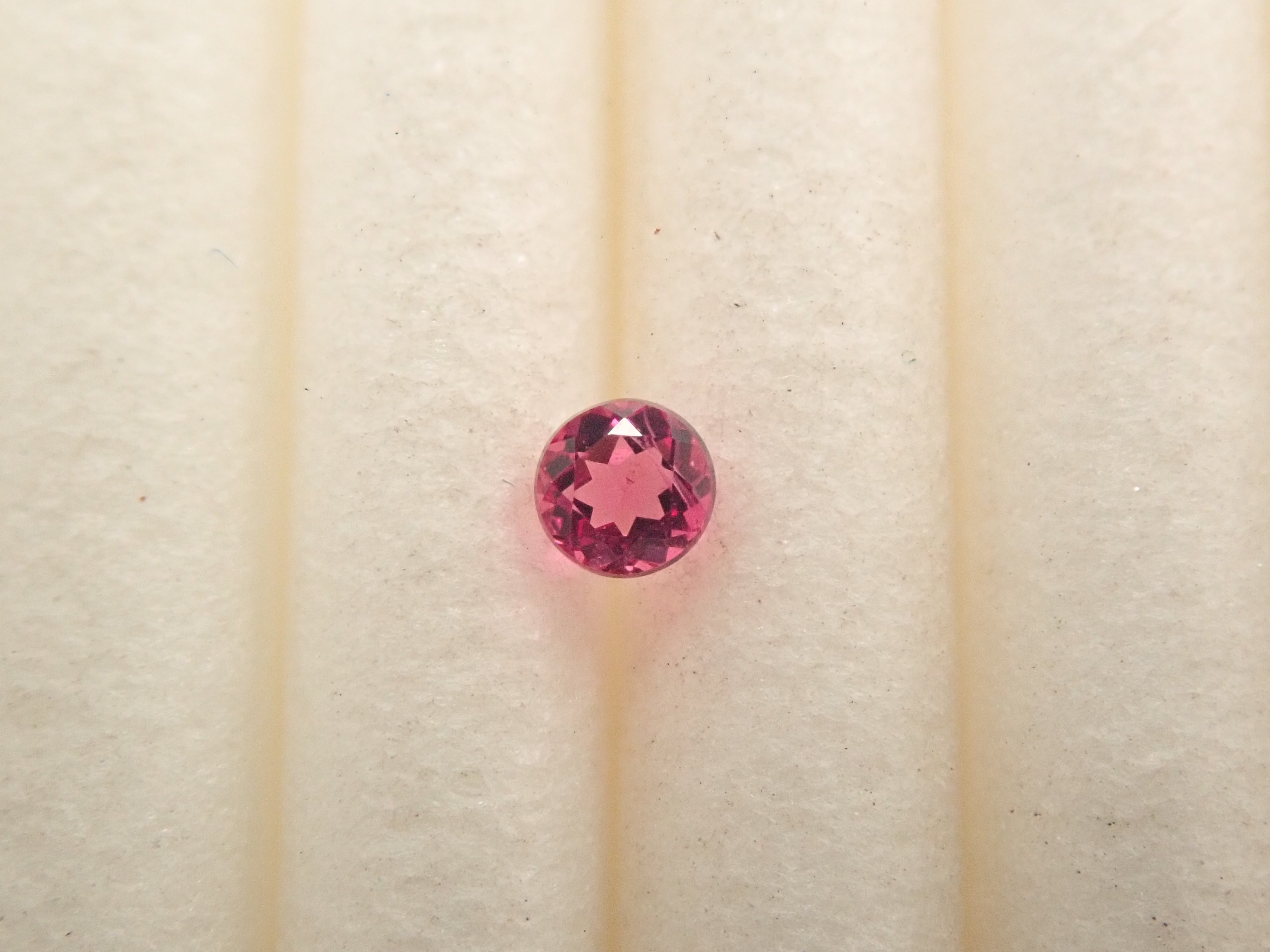 【12/31 22時販売】アメリカ産レッドベリル 2.2mm/0.049ctルース