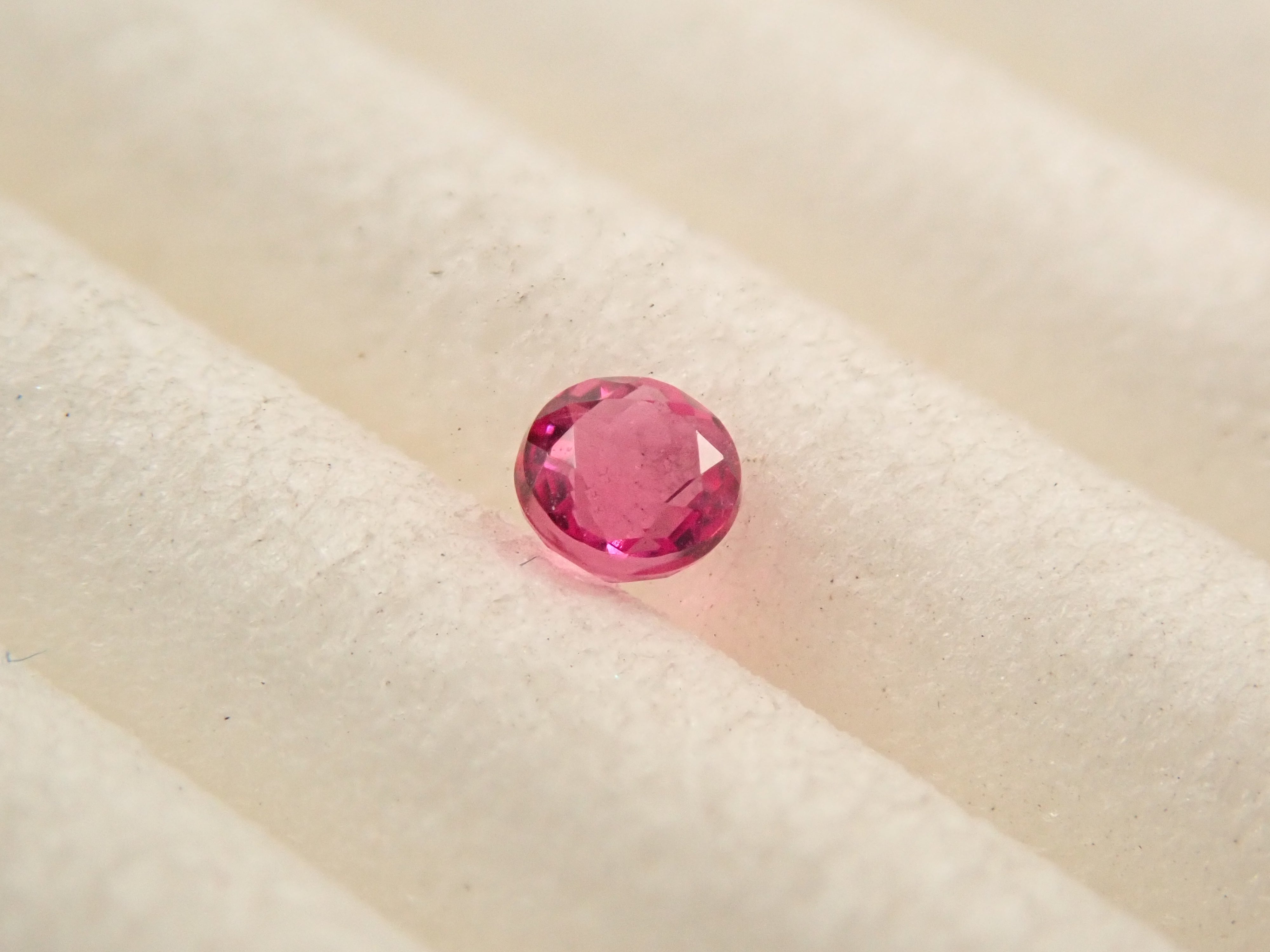 【12/31 22時販売】アメリカ産レッドベリル 2.2mm/0.049ctルース