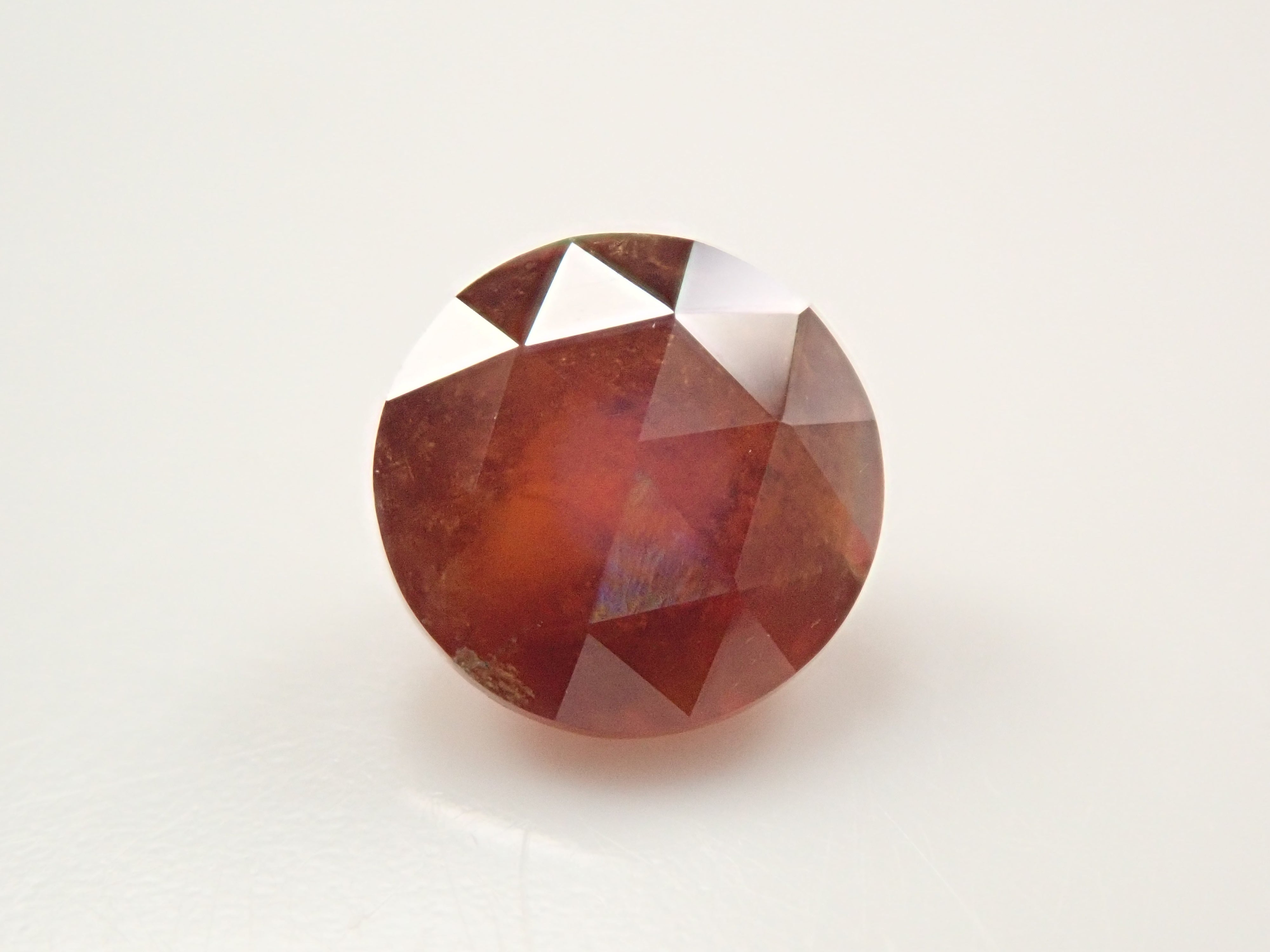 彩虹石榴石(鈣鐵榴石)0.719克拉裸石,產自奈良縣天川村