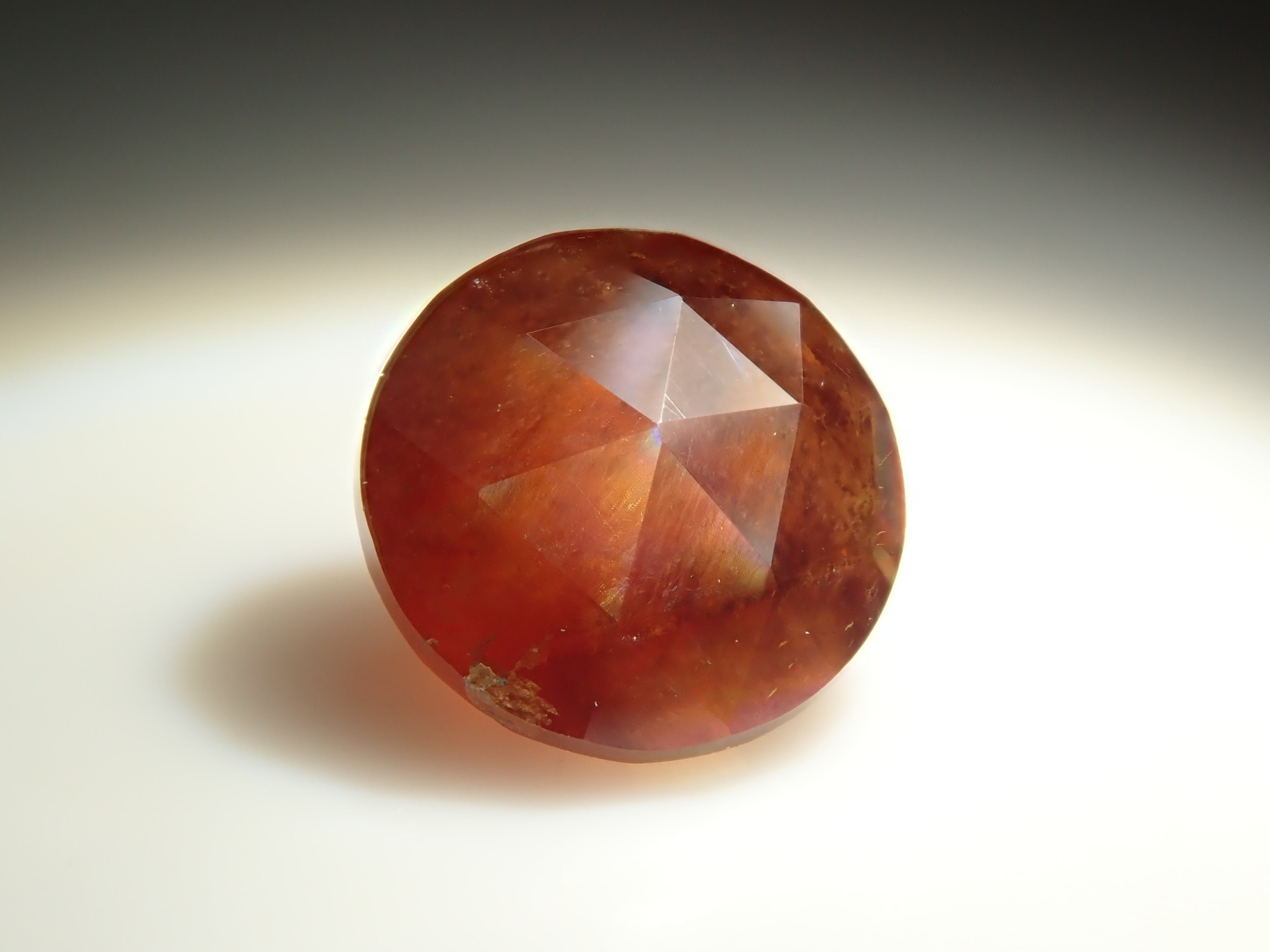 彩虹石榴石(鈣鐵榴石)0.719克拉裸石,產自奈良縣天川村